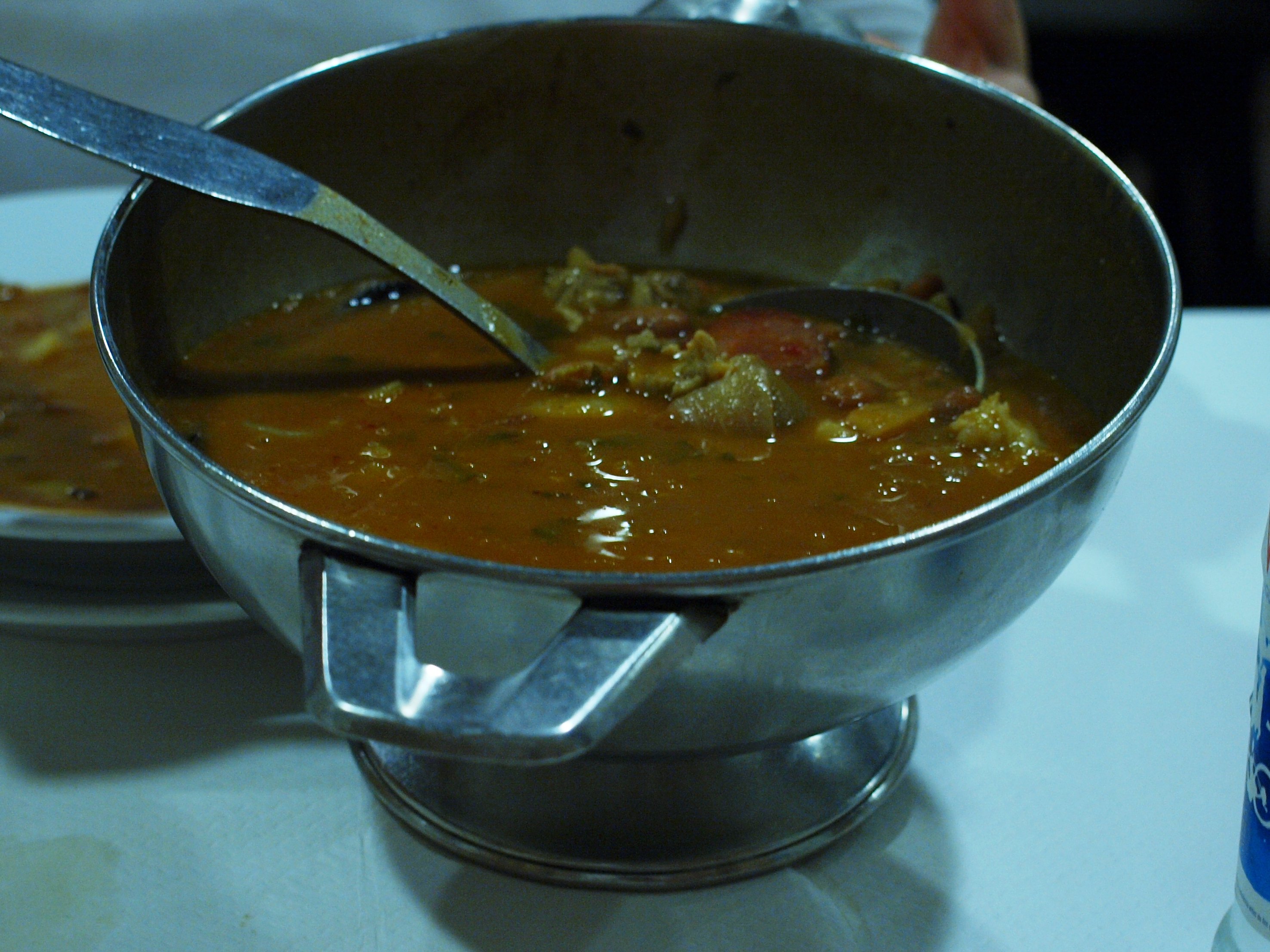 Sopa da Pedra de Almeirim, soupe traditionnelle portugaise épaisse aux haricots rouges, chouriço et pomme de terre, servie fumante en terrine, gastronomie du Ribatejo, Portugal
