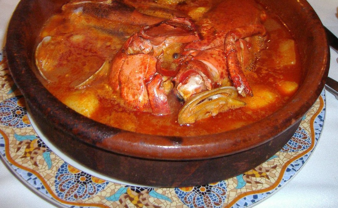 Un suquet de peix, ragoût catalan de poisson et de pommes de terre, servi dans une cassole de terre cuite à Gérone