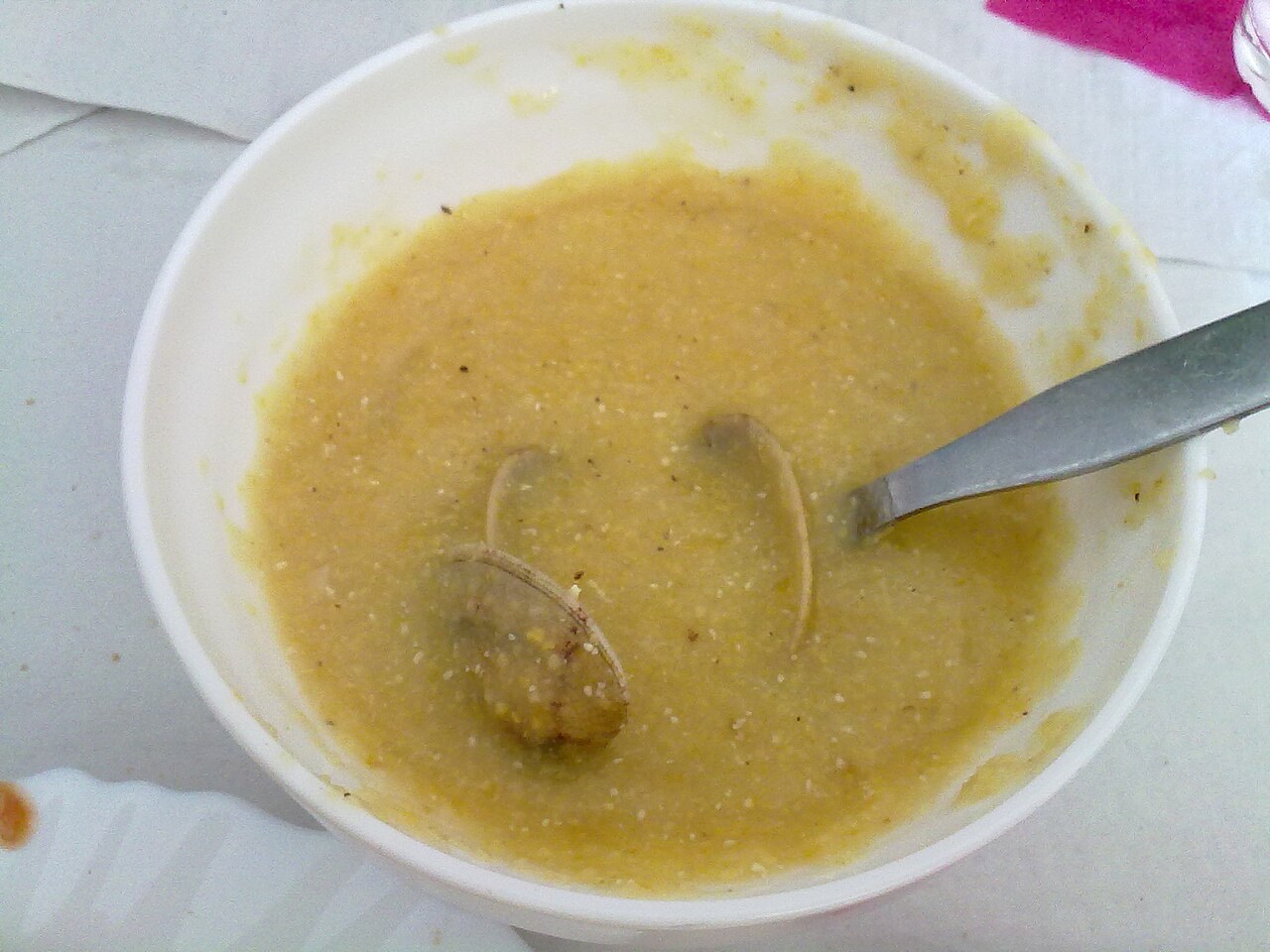 Xerém de conquilhas, semoule de maïs crémeuse aux petites palourdes de l'Algarve, plat régional du Portugal