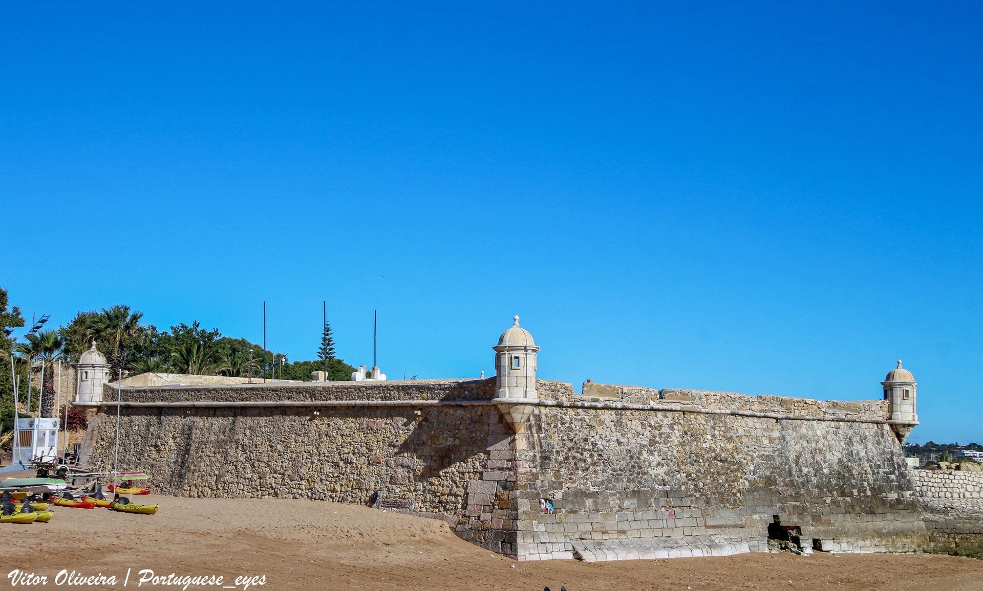 Forte da Ponta da Bandeira, Lagos, Algarve, Portugal — fort côtier du XVIIe siècle en pierre ocre au bord de l'eau, avec son petit pont d'accès