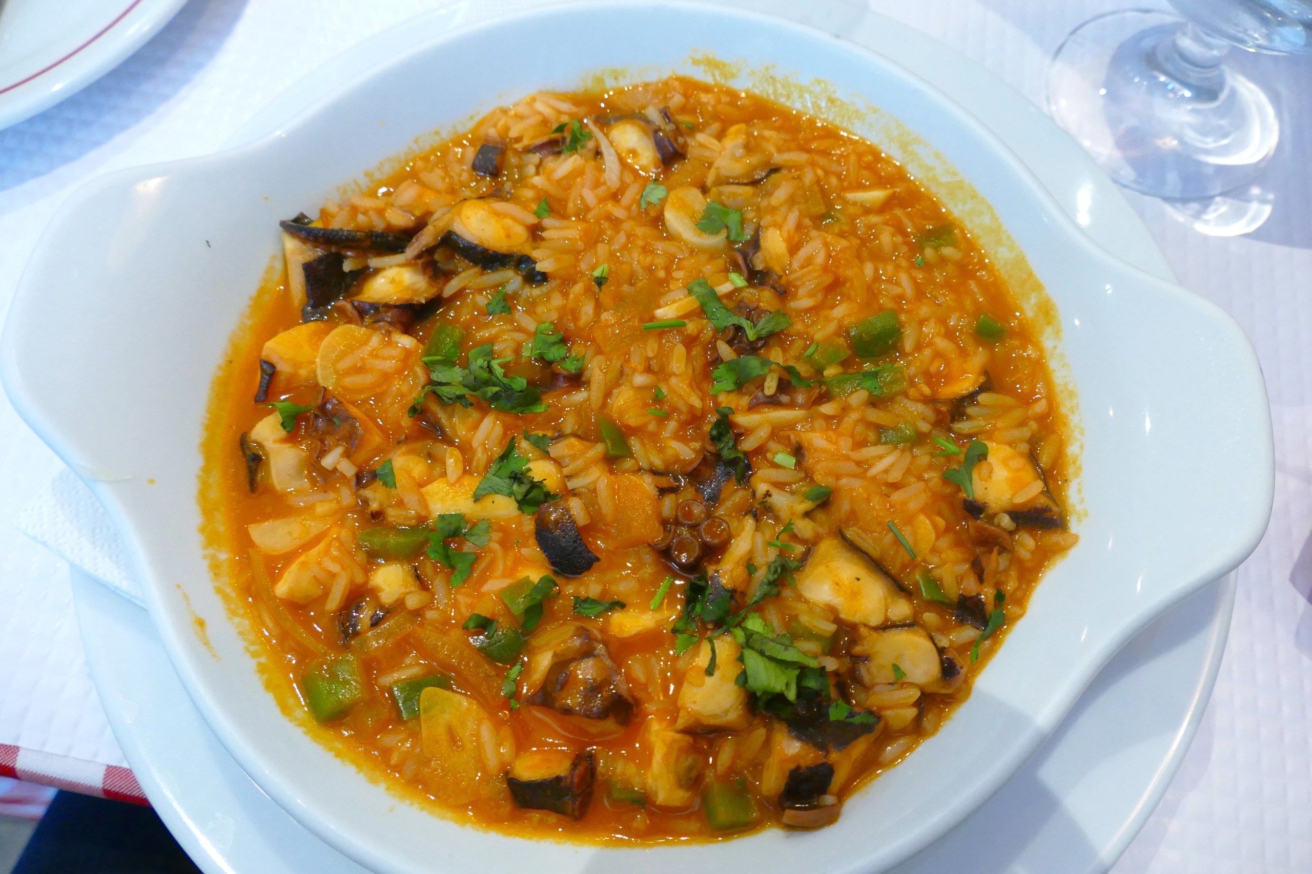 Arroz de polvo, riz portugais au poulpe mijoté servi à table dans une adega de Pico
