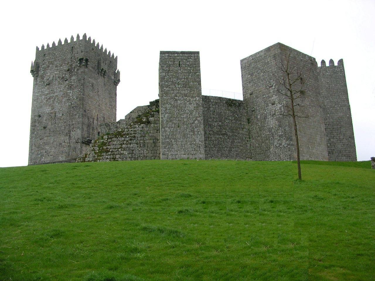 Castelo de Montalegre (château de Montalegre), tours médiévales en granit dominant le village, Barroso, Trás-os-Montes, Portugal
