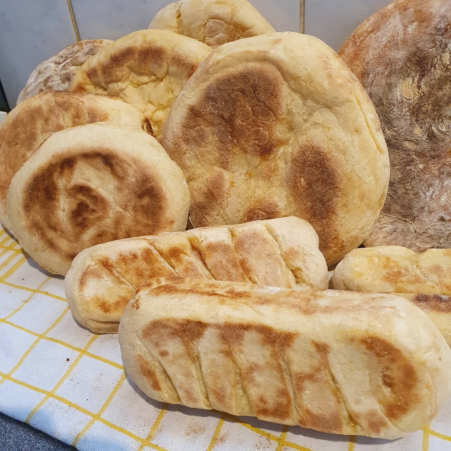 Bolo do caco, le pain rond madérien cuit sur la pierre, fraîchement sorti du four, Madère, Portugal