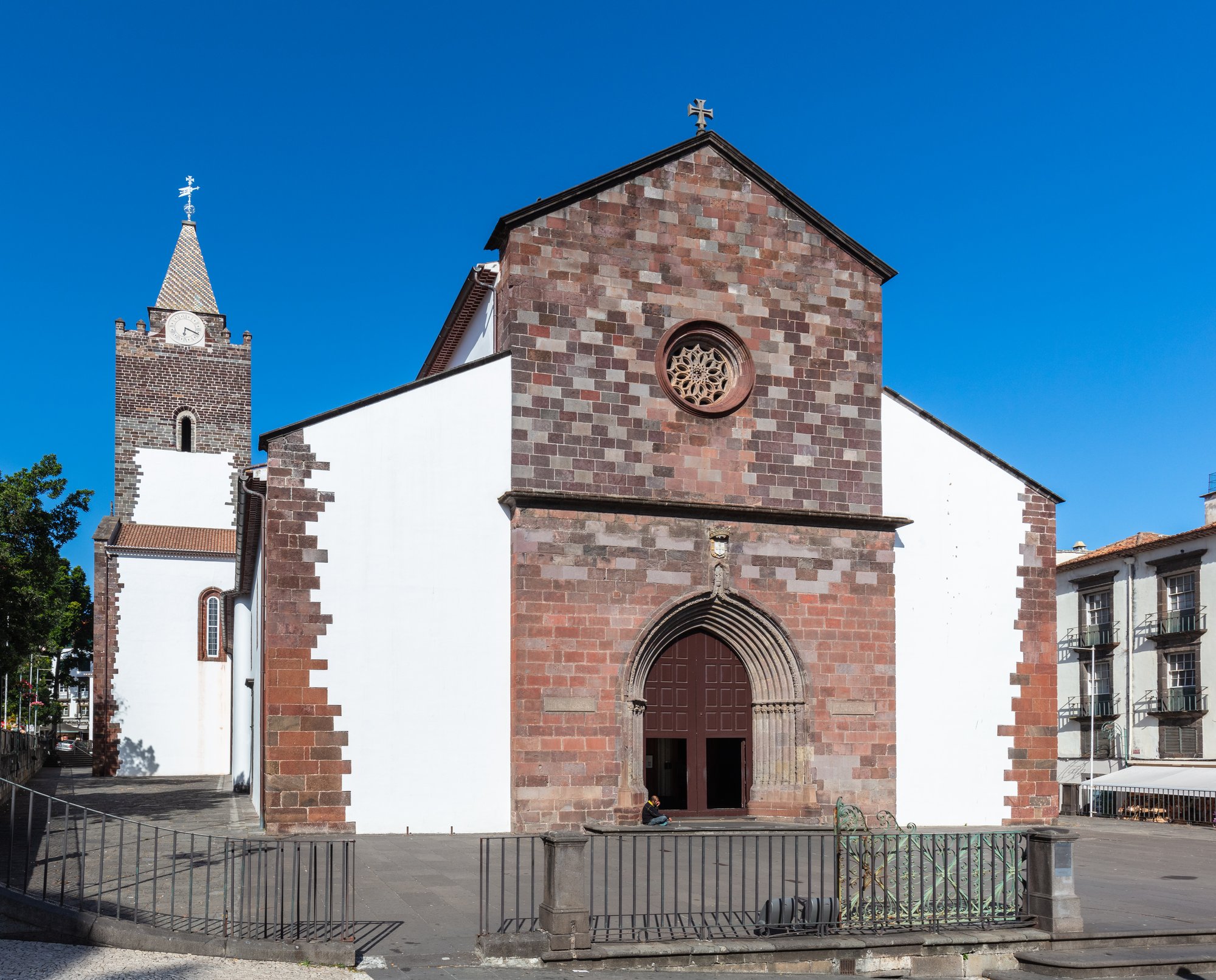 Cathédrale de Funchal (Sé Catedral do Funchal), façade et clocher blanc à toit conique de tuiles, Madère, Portugal