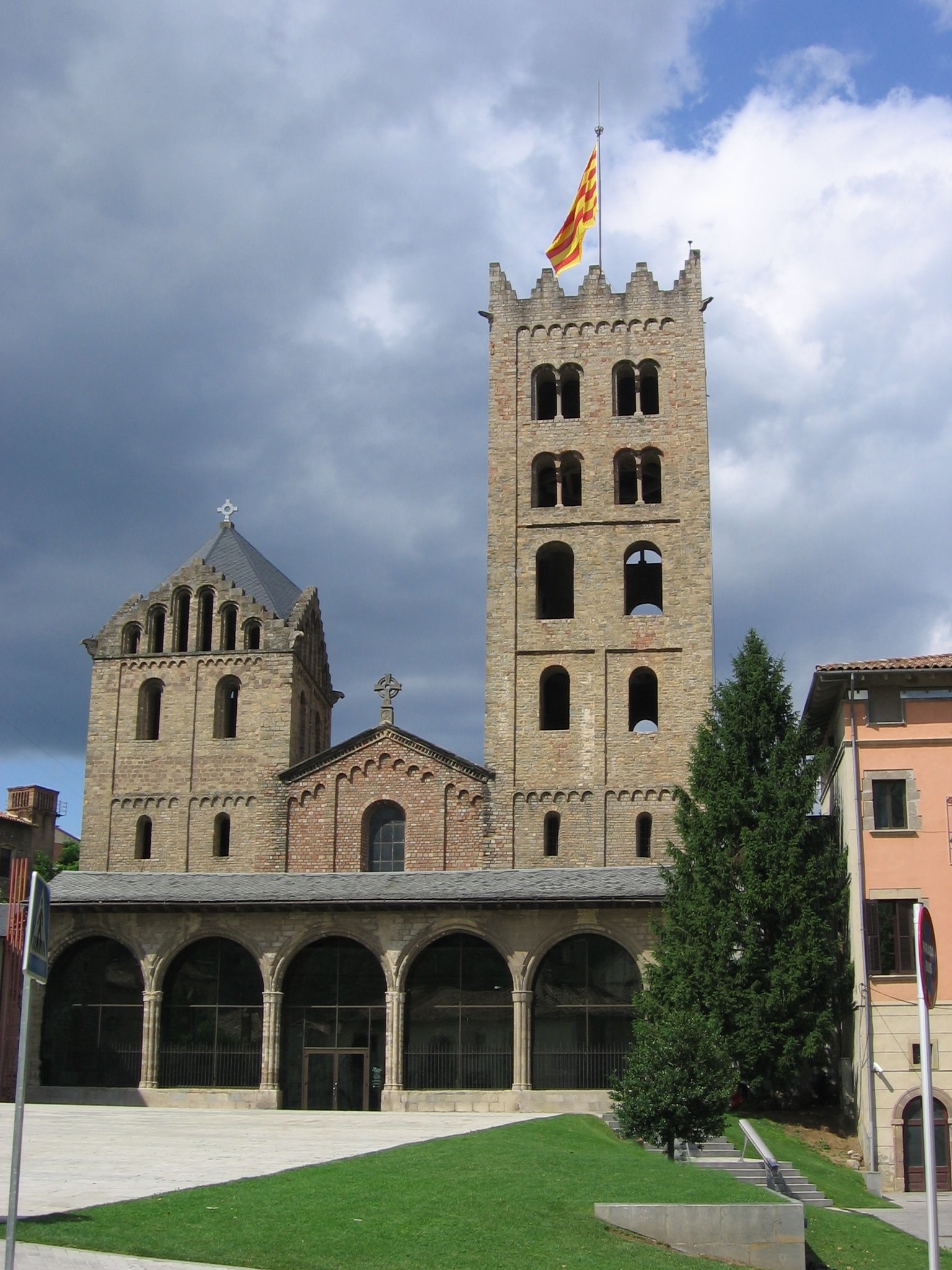 Monastère de Santa Maria de Ripoll (Monestir de Santa Maria de Ripoll), façade romane et grand portail sculpté en pierre, Ripoll, Catalogne, Espagne