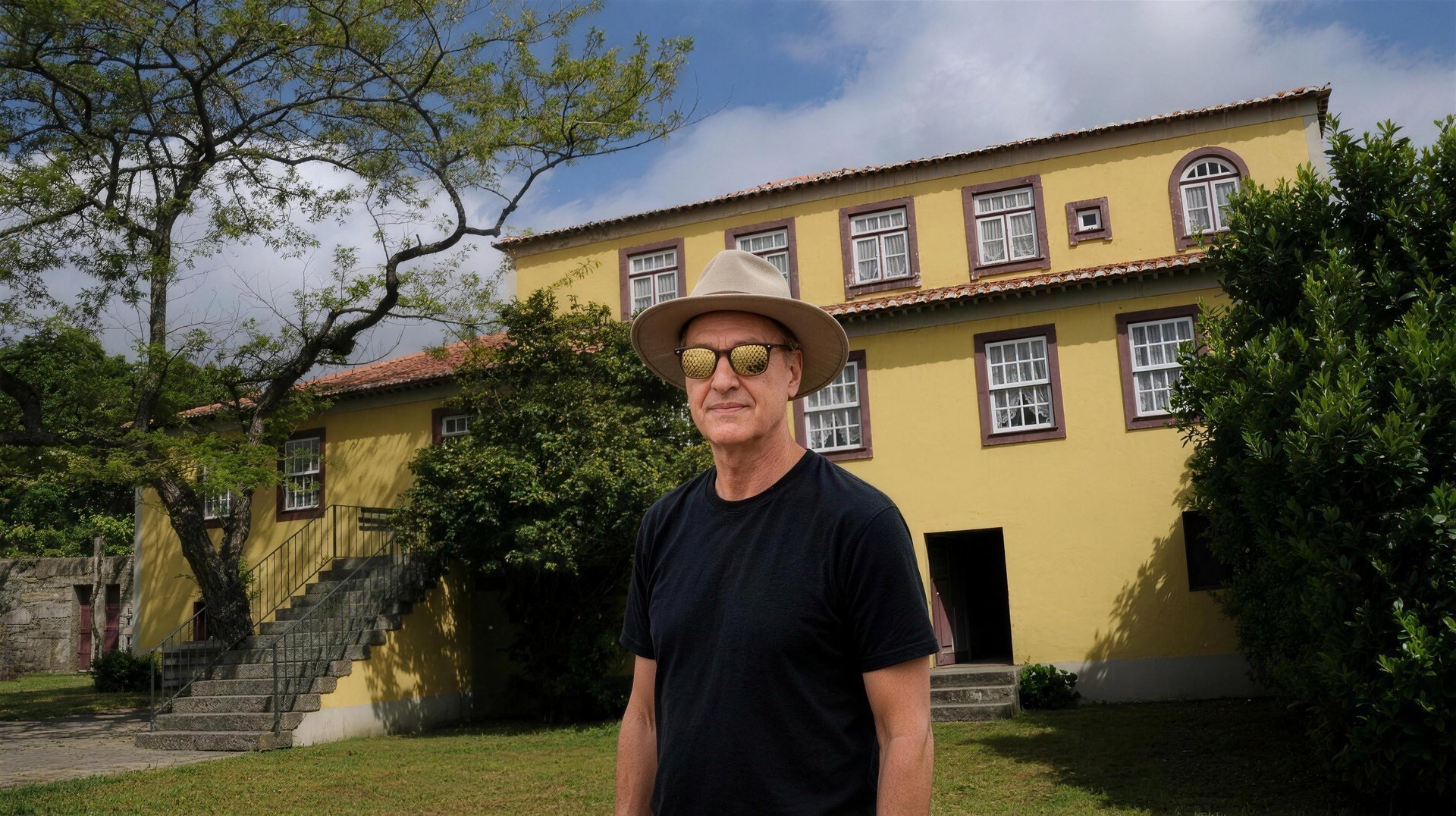 Lucas Lunes devant la Casa de Camilo, São Miguel de Ceide, Minho, Portugal