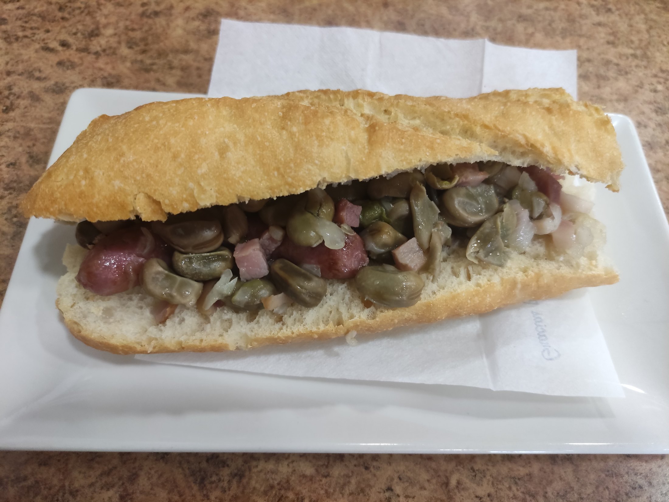 Pataqueta du Camp de Morvedre garnie de longaniza grillée et de fèves, le berenar du jeudi à Sagonte