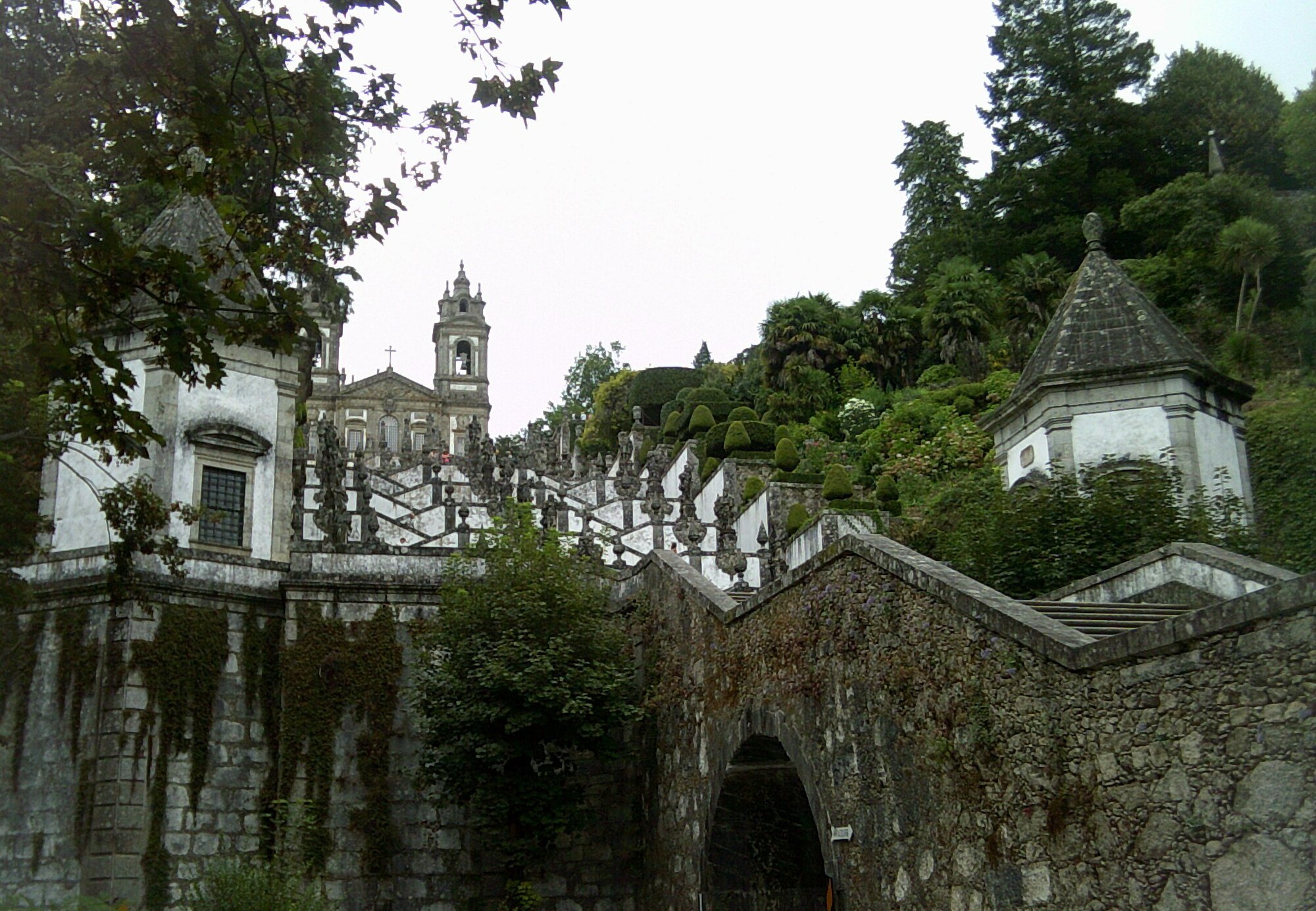 Sanctuaire de Bom Jesus do Monte (Santuário do Bom Jesus do Monte), l'escalier monumental baroque en zigzag aux murs blancs et rampes de granit, Braga, Portugal