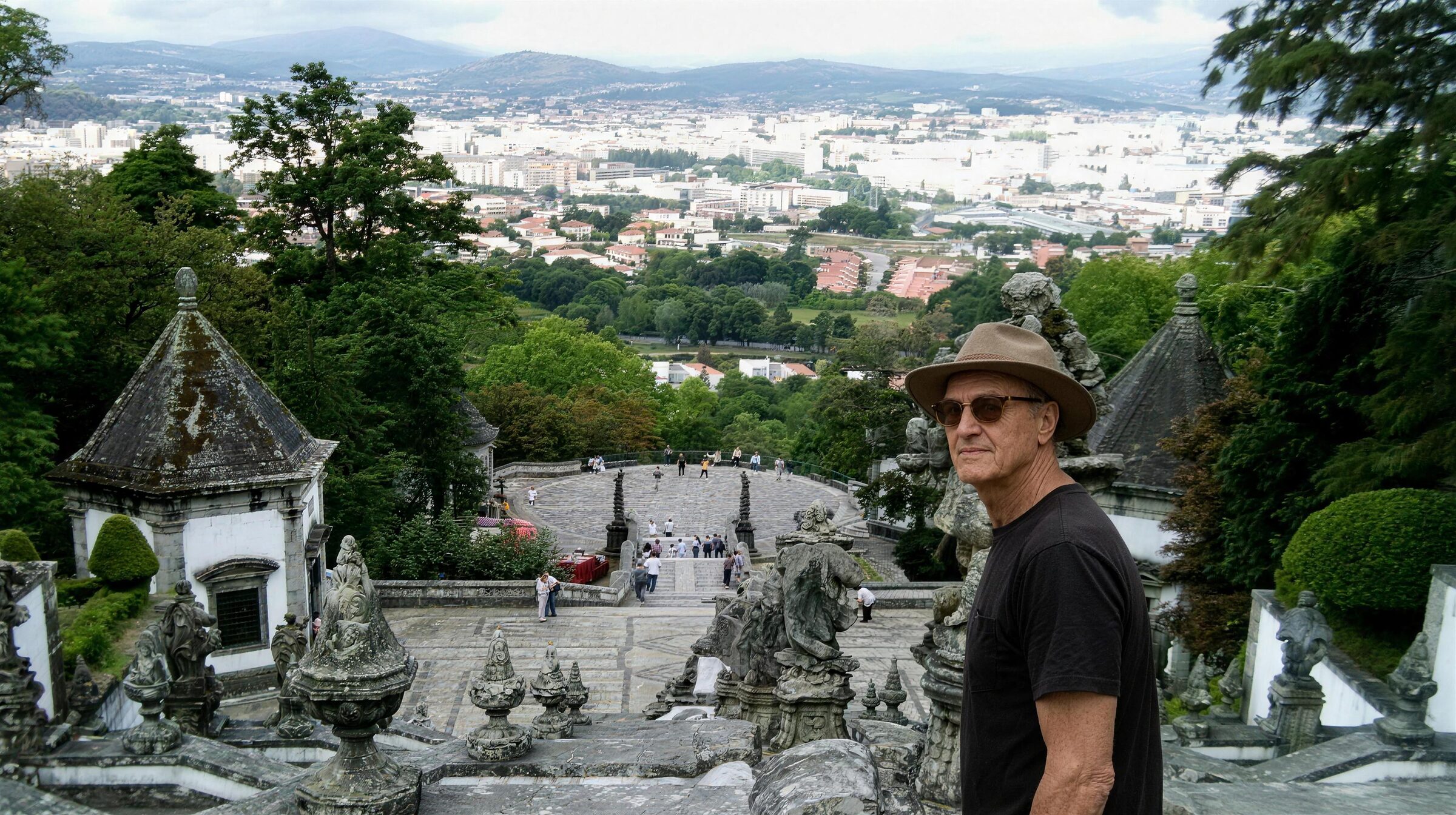 Lucas Lunes sur le parvis du sanctuaire de Bom Jesus do Monte, dominant la ville de Braga, Minho, Portugal