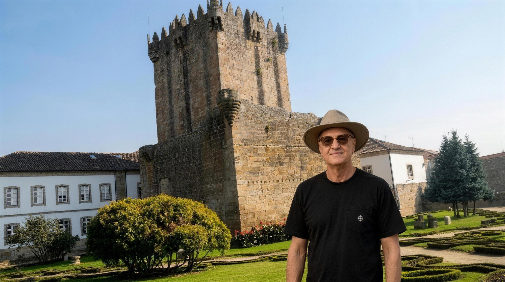 Lucas Lunes devant la Torre de Menagem du château de Chaves, Trás-os-Montes, Portugal