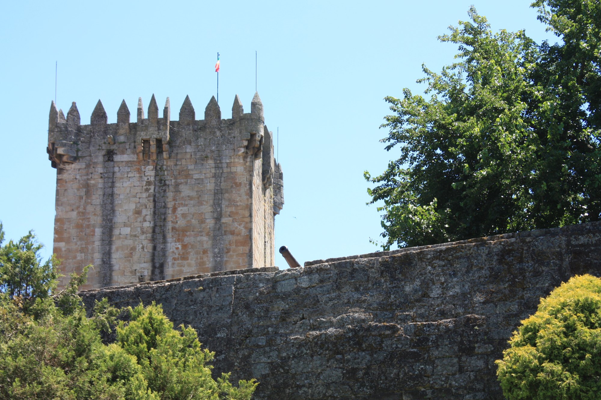 Torre de Menagem du château de Chaves (Castelo de Chaves), donjon médiéval carré en granit avec créneaux, Trás-os-Montes, Portugal