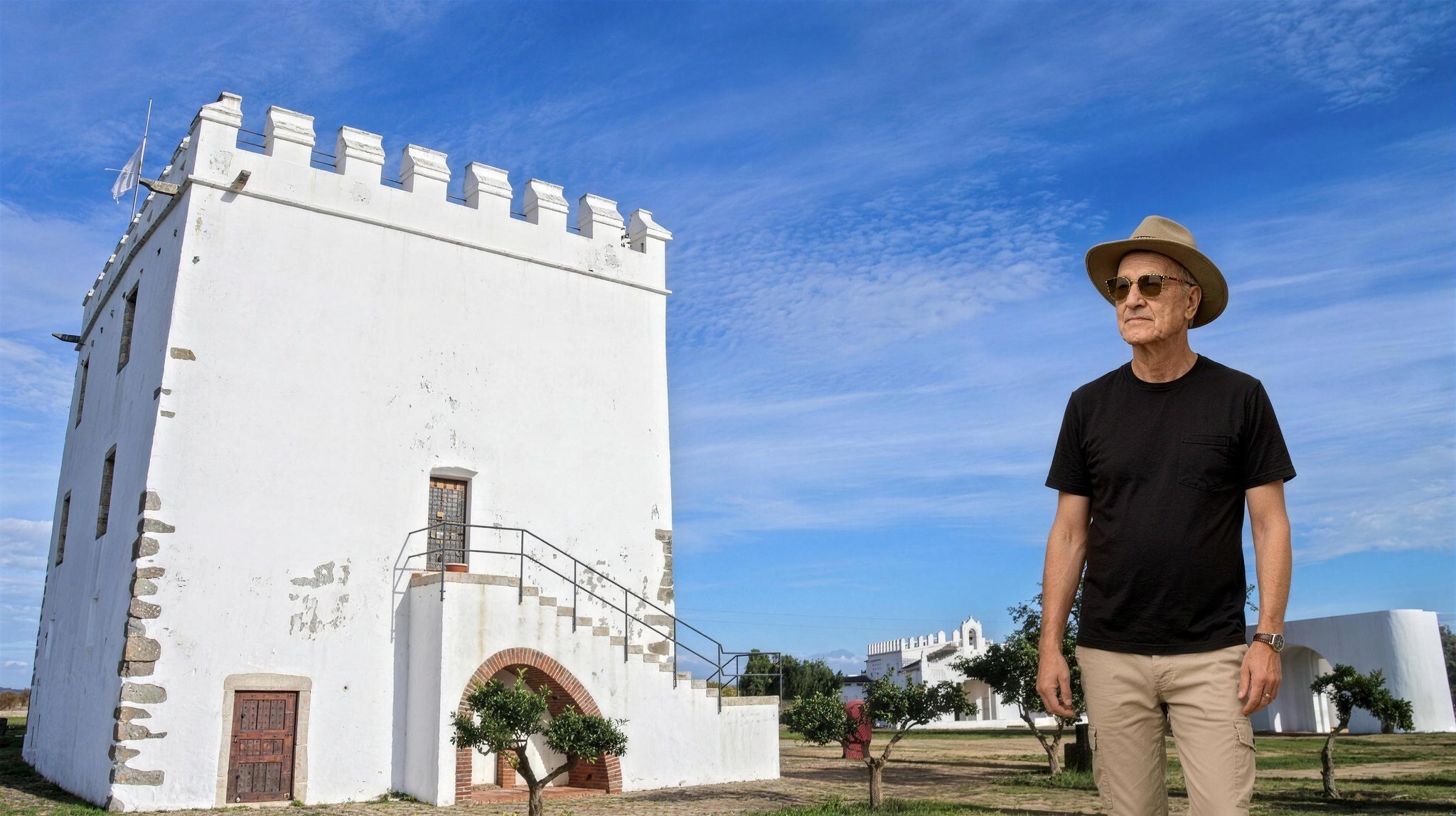 Lucas Lunes devant la Torre do Esporão, Reguengos de Monsaraz, Alentejo, Portugal