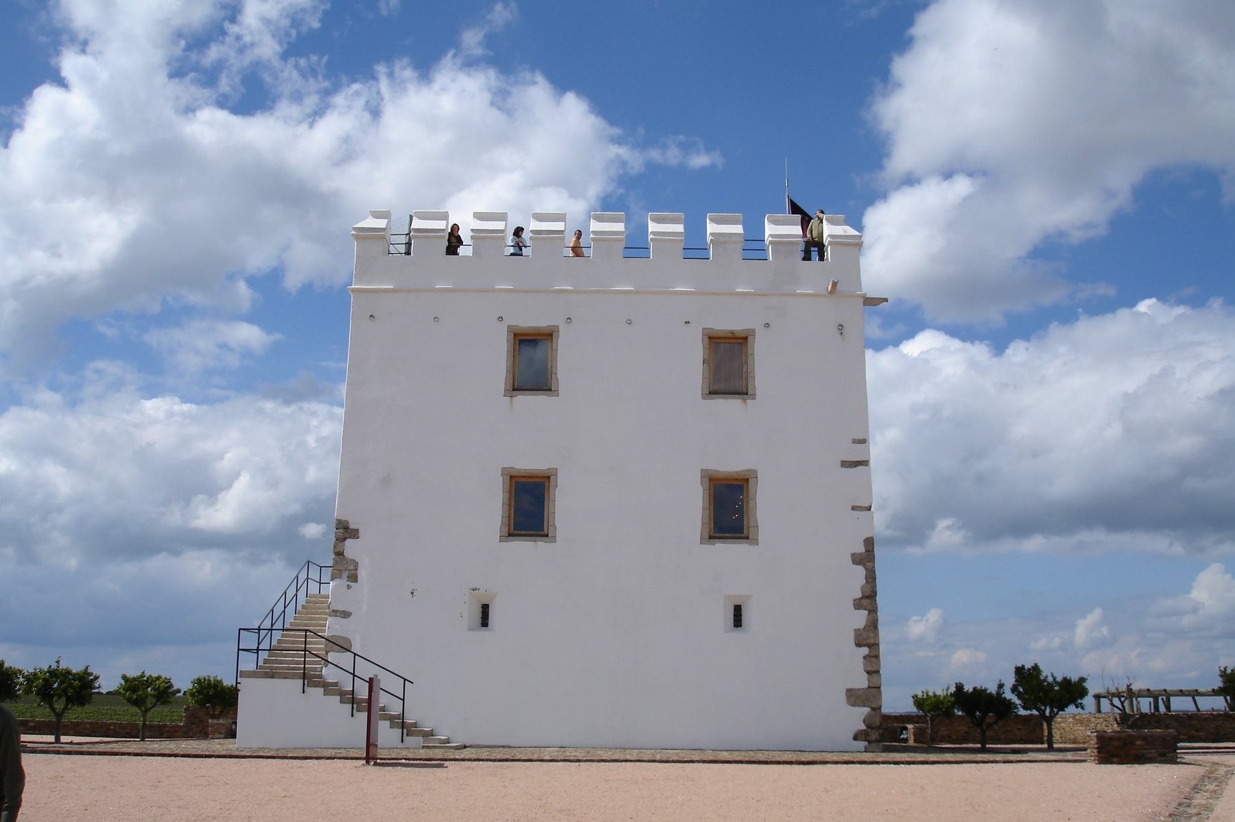 La Torre do Esporão, tour crénelée blanche du XVe siècle, Herdade do Esporão, Reguengos de Monsaraz, Alentejo, Portugal