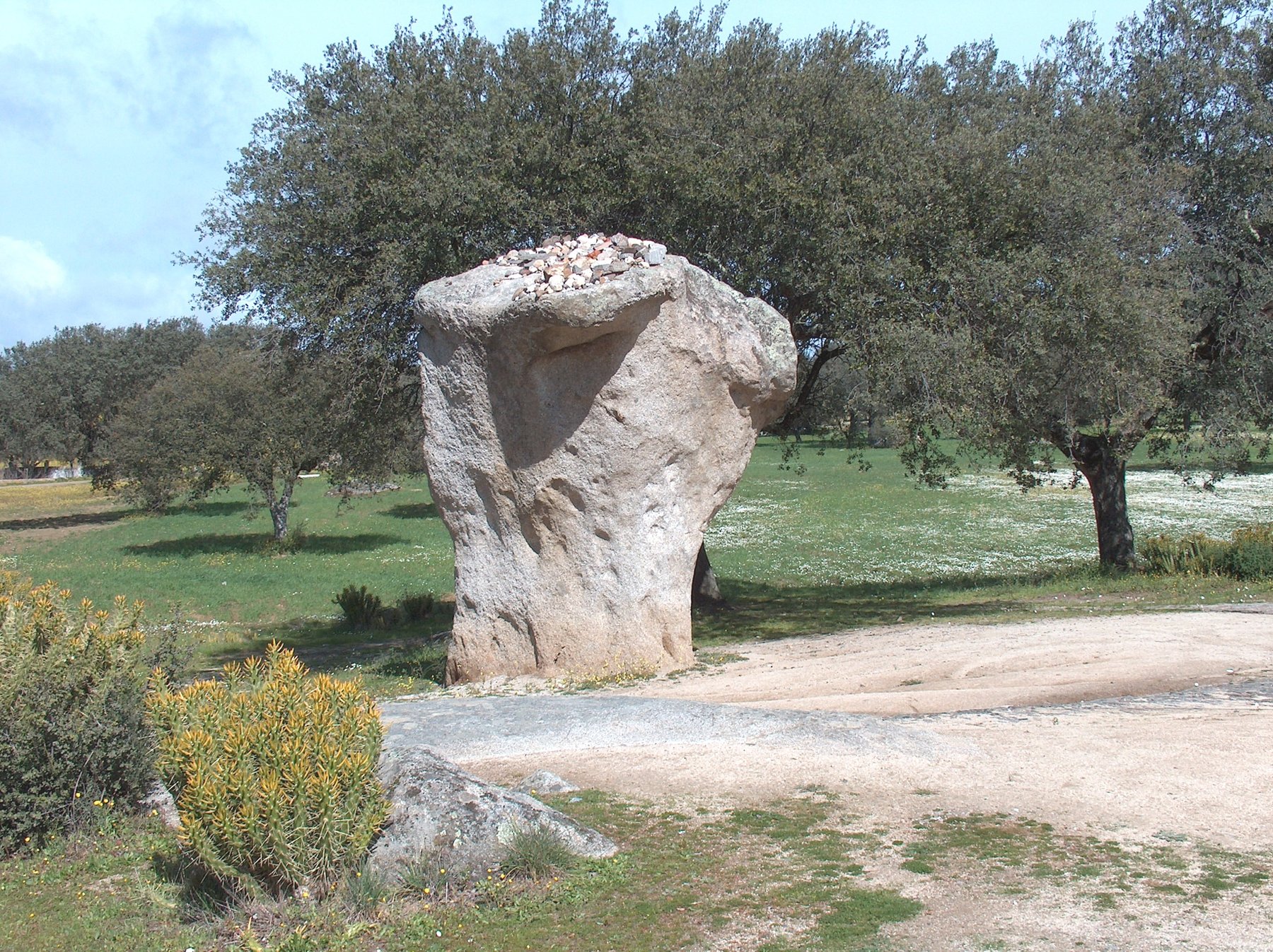 La Rocha dos Namorados, rocher de granit en forme de champignon couronné de cailloux, São Pedro do Corval, Reguengos de Monsaraz, Portugal