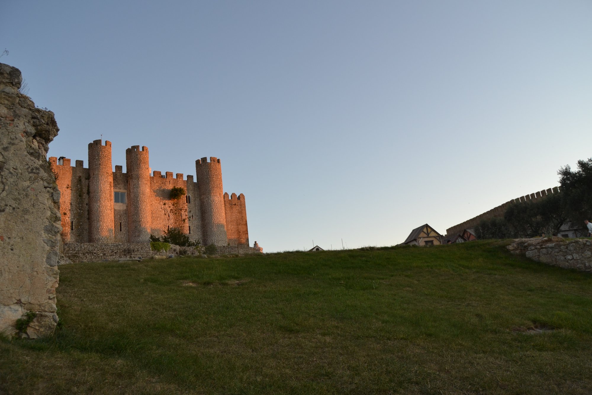 Vila de Óbidos, muralhas medievais e castelo em colina, Estremadura, Portugal
