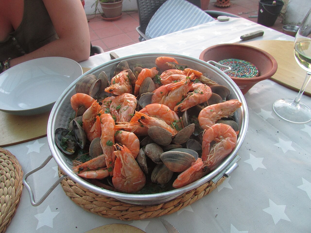 Cataplana de amêijoas, palourdes, crevettes et coriandre, servie dans son cuivre bombé, plat traditionnel de l'Algarve, Silves, Portugal