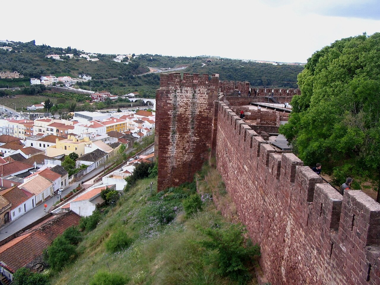 Castelo de Silves (Castelo de Silves), murailles et tours crénelées en grès rouge, ancienne forteresse mauresque, Algarve, Portugal