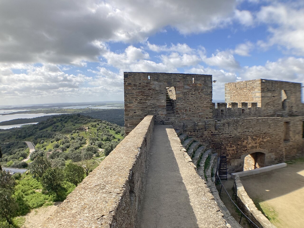 Château et village fortifié de Monsaraz (Castelo de Monsaraz), Alentejo, Portugal, maisons blanches et remparts médiévaux au sommet de la colline, vue panoramique