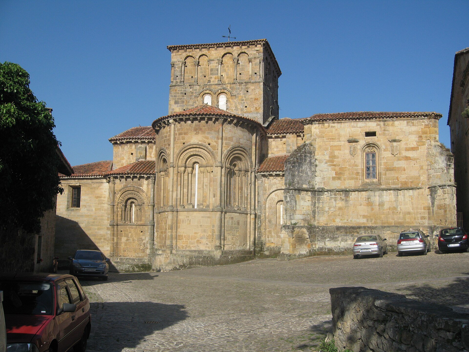 Colegiata de Santa Juliana de Santillana del Mar, Cantabria, Espagne, façade romane et clocher en pierre, portail du XIIe siècle