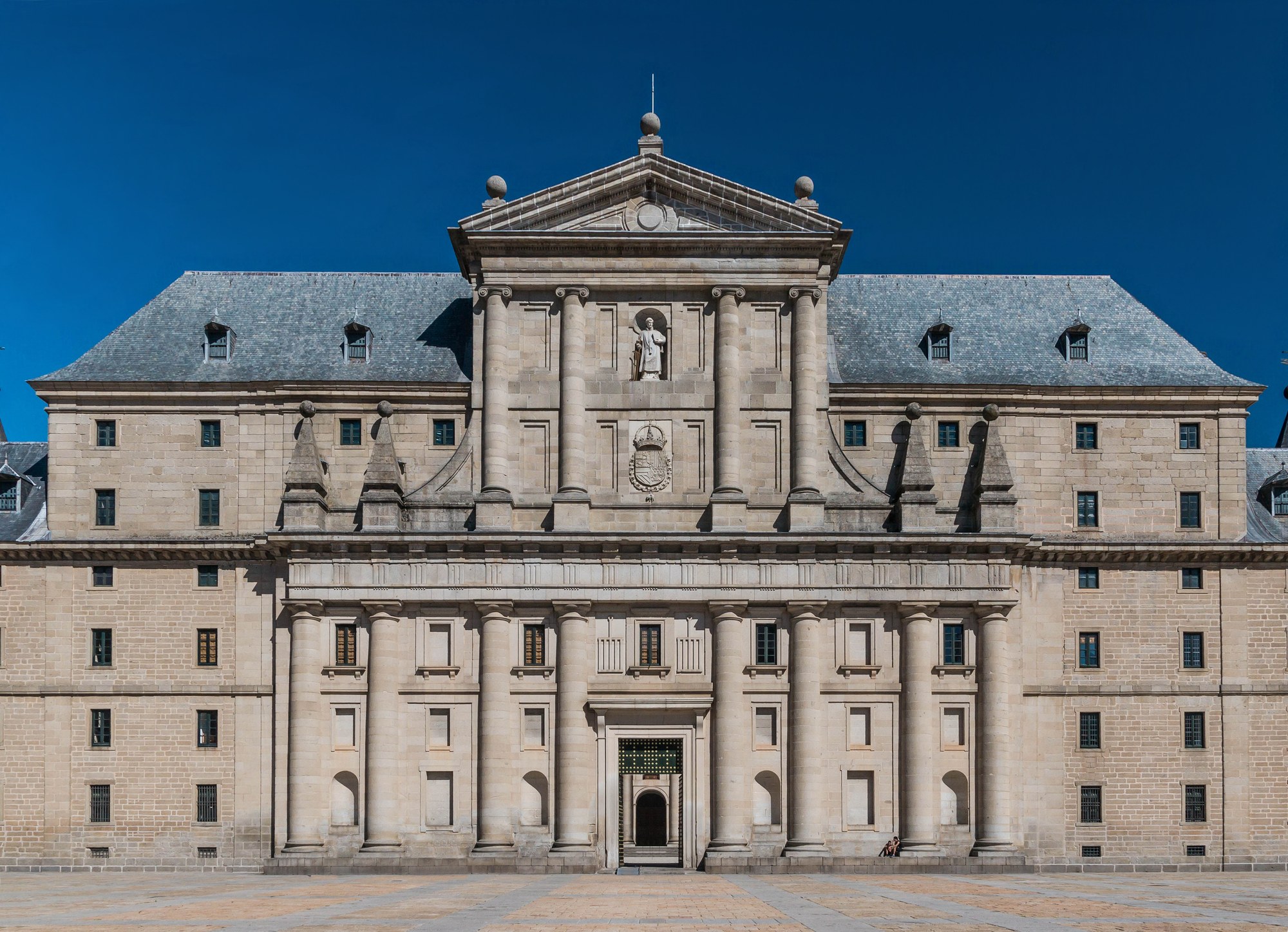 Real Monasterio de San Lorenzo de El Escorial, façade principale en granit gris et tours d'ardoise, Comunidad de Madrid, Espagne