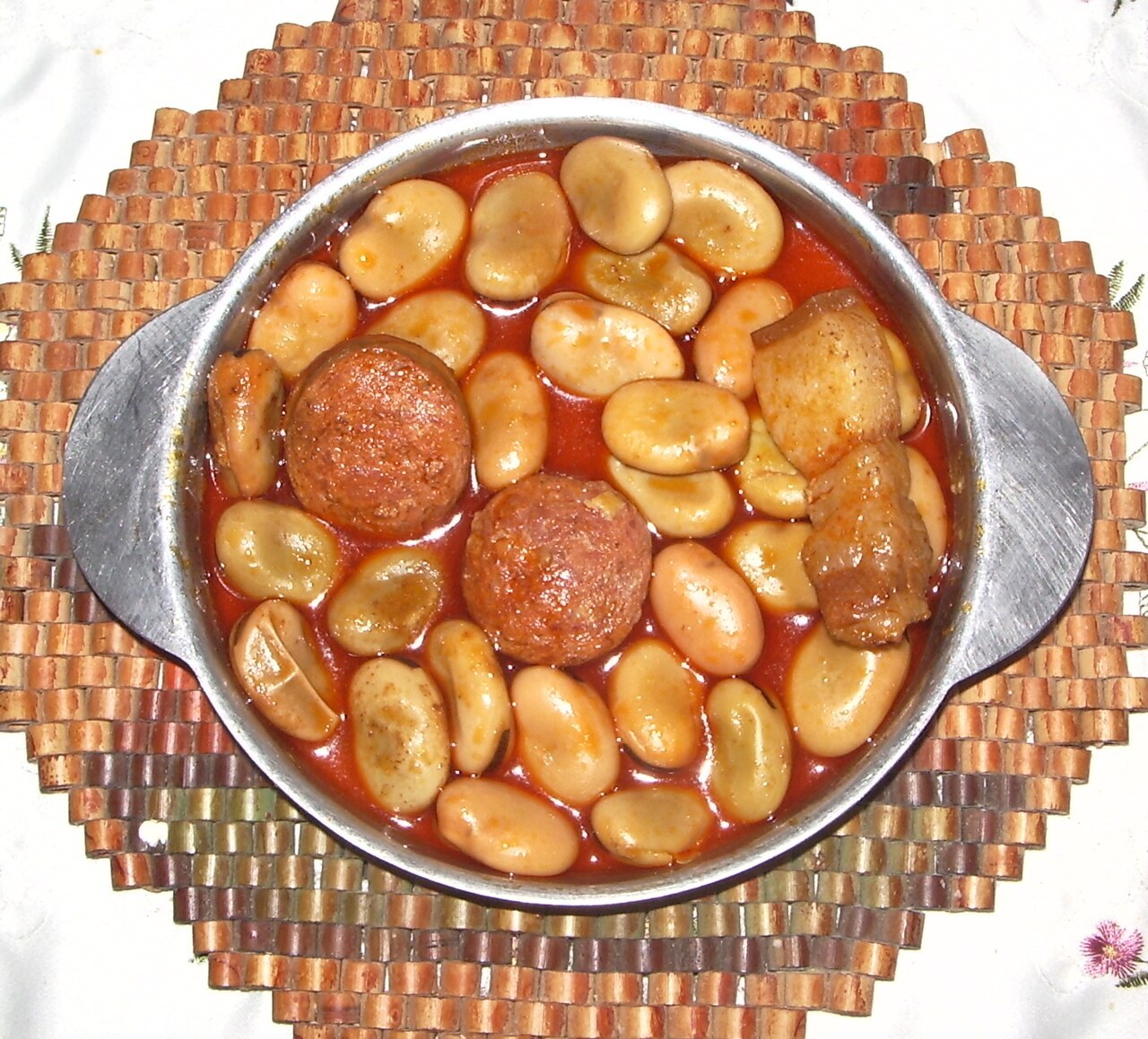 Zarangollo murcien et michirones, plats traditionnels de la Huerta de Murcie, courgettes à l'œuf et ragoût de fèves au chorizo servis sur une table rustique, photographie culinaire lumière naturelle