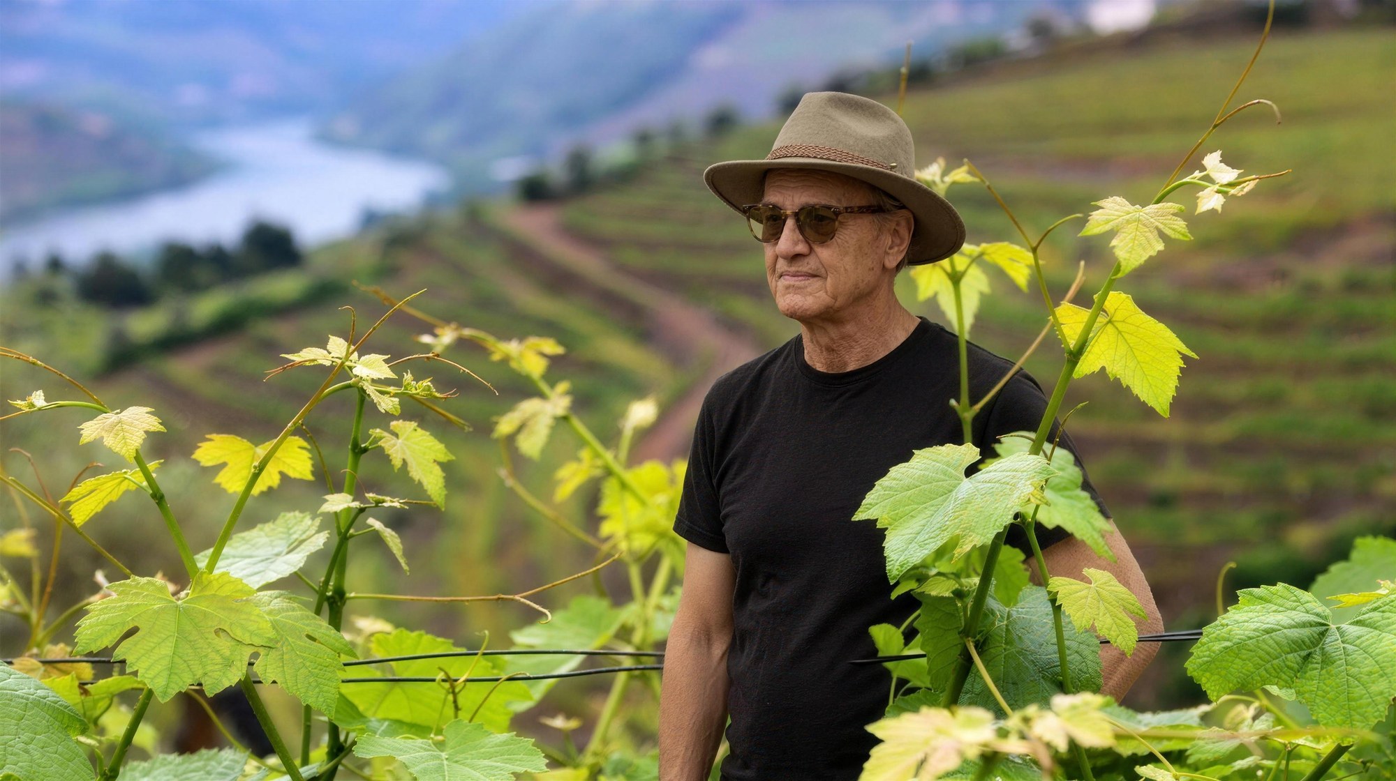 Lucas Lunes devant les terrasses viticoles du Haut-Douro à Peso da Régua, Douro, Portugal