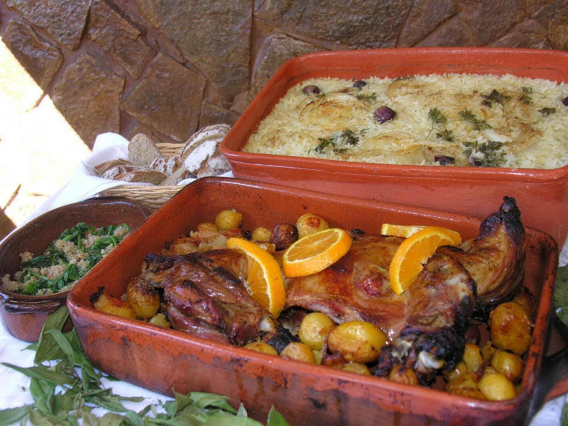 Cabrito assado no forno, chevreau rôti au four servi avec riz et pommes de terre dorées, plat traditionnel du Douro