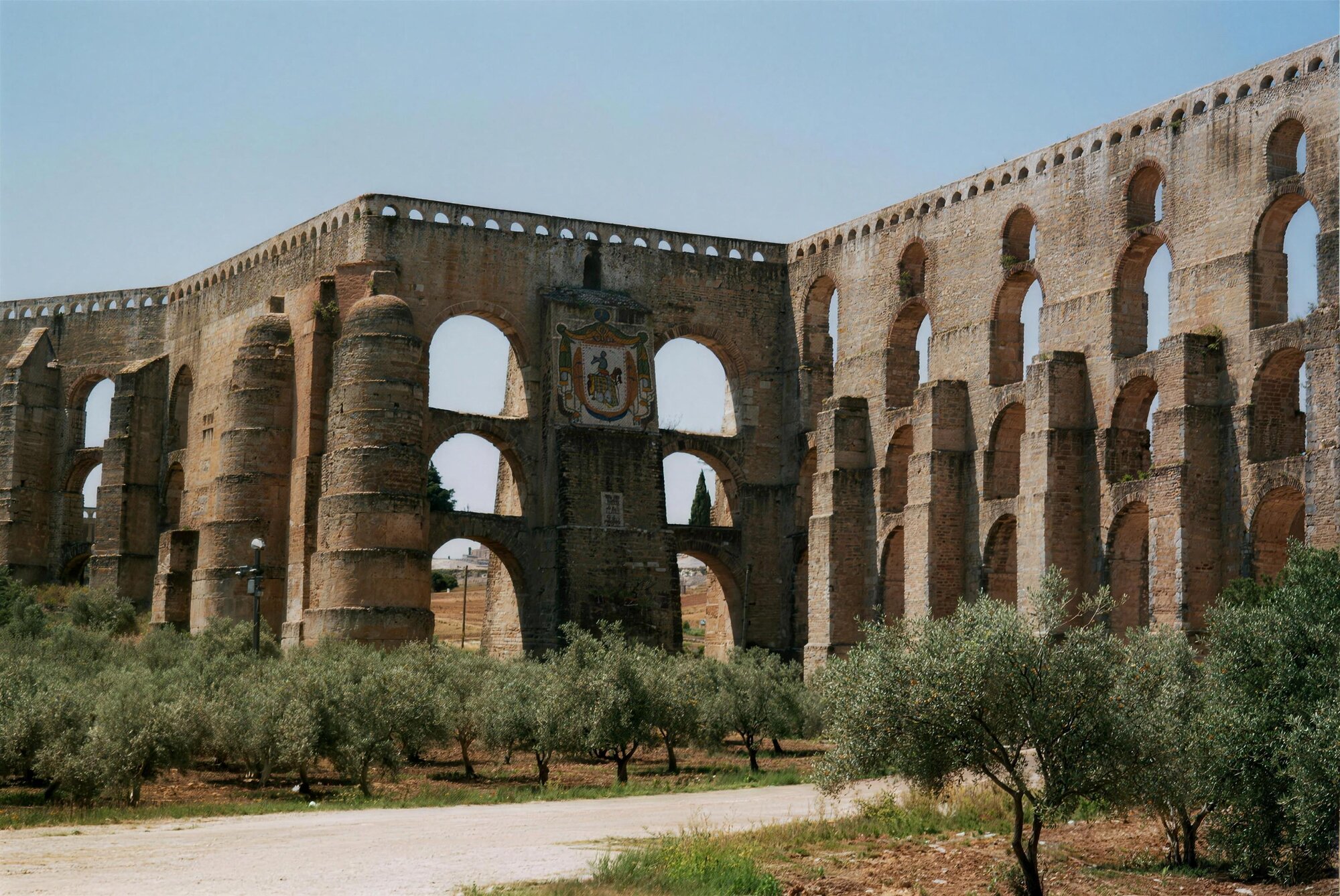 Aqueduc d'Amoreira à Elvas (Aqueduto da Amoreira), grandes arcades superposées en granit, Alentejo, Portugal
