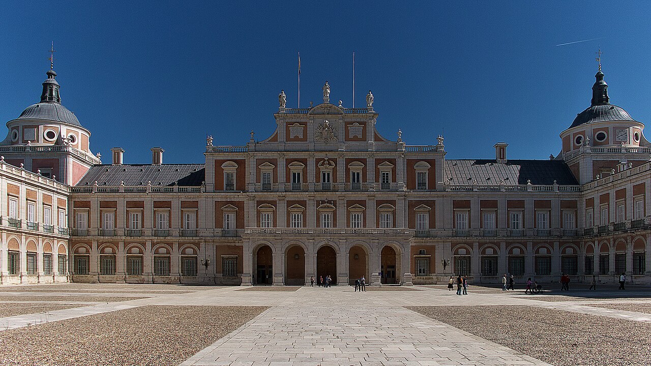 Palais royal d'Aranjuez (Palacio Real de Aranjuez), façade principale rose et blanche, Espagne
