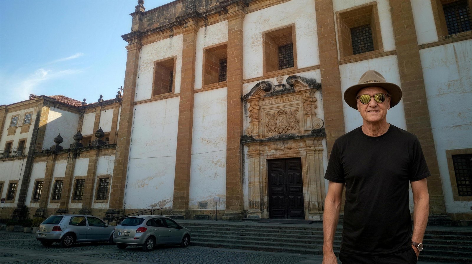Lucas Lunes devant le Mosteiro de Santa Clara-a-Nova, Coimbra, Beira, Portugal