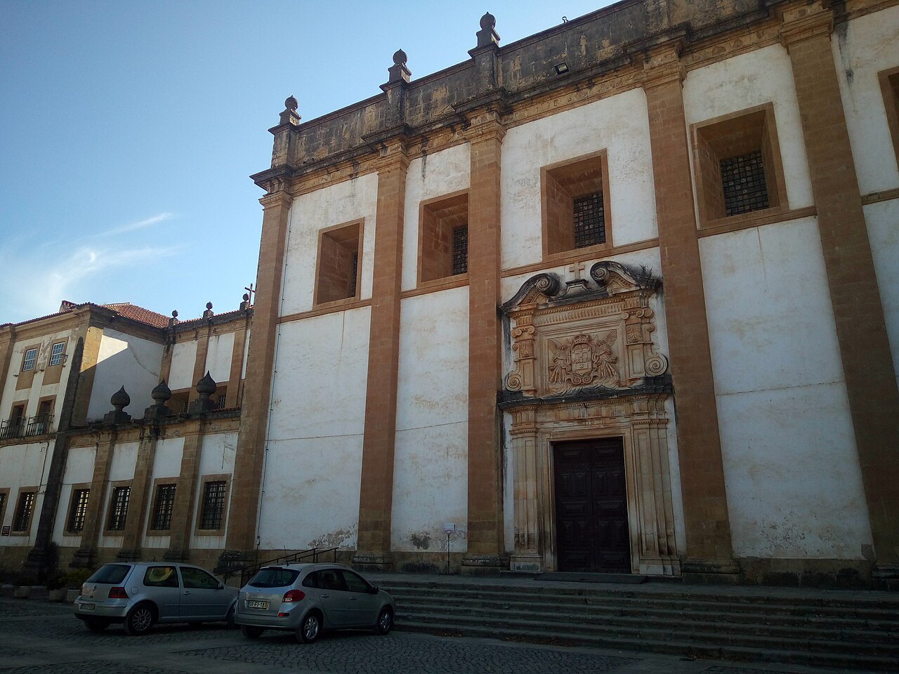 Mosteiro de Santa Clara-a-Nova, Coimbra, Portugal, façade baroque et grand escalier de pierre du monastère où repose la Rainha Santa Isabel