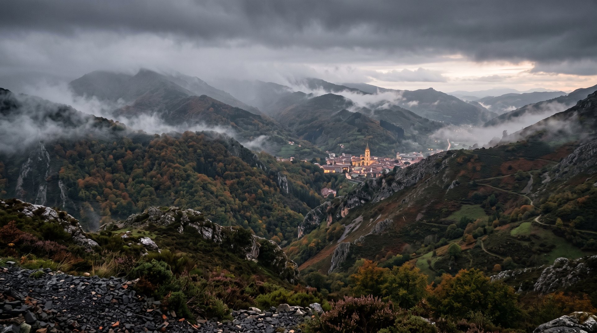 Les montagnes vertes des Asturies au-dessus d'Oviedo sous un ciel gris et bas d'automne, un petit royaume médiéval chrétien retranché dans les monts cantabriques, brume sur les versants, lumière crépusculaire
