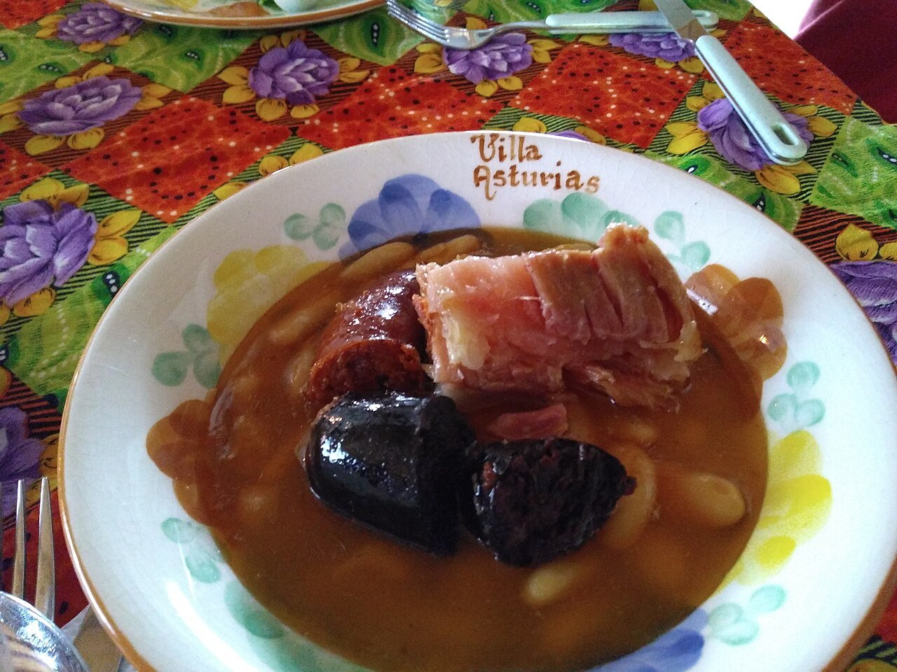 Fabada asturiana servie brûlante en cazuela, gros haricots blancs (fabes) nappés d'un bouillon safrané, chorizo, boudin noir fumé et lard, le plat traditionnel des Asturies à Oviedo