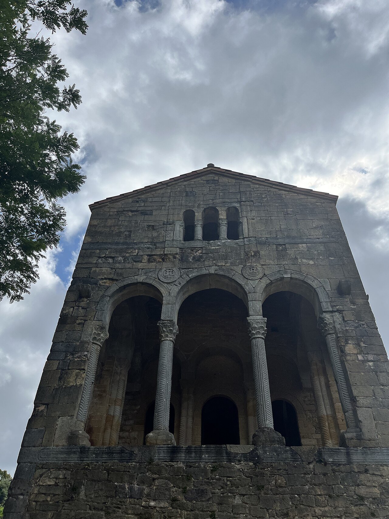 Santa María del Naranco (Oviedo, Asturies, Espagne), façade du palais préroman de Ramire Ier en pierre blonde, avec sa loggia à arcades et son escalier extérieur, monument préroman asturien