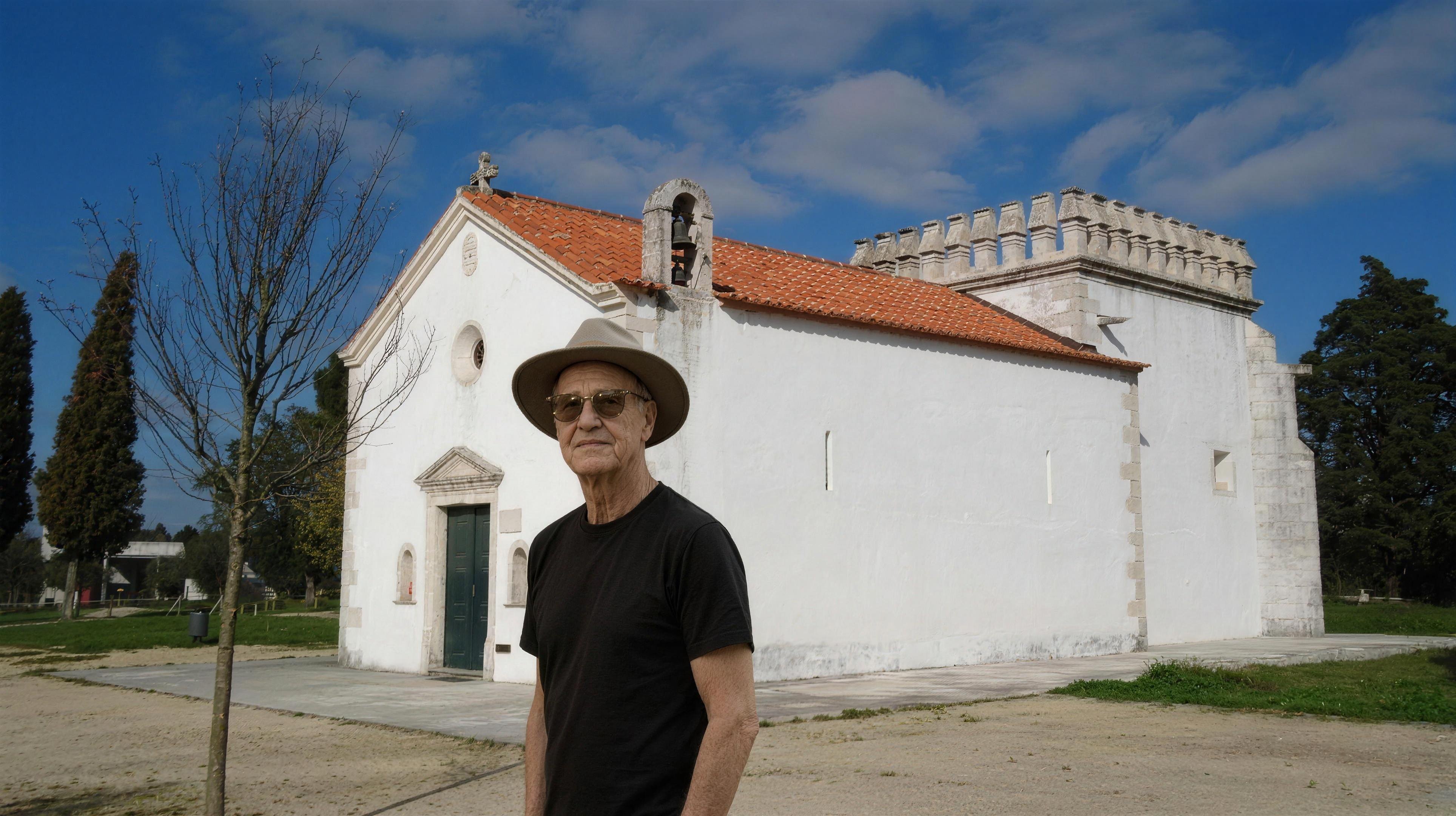 Lucas Lunes devant la chapelle de São Jorge sur le plateau d'Aljubarrota, Estremadura, Portugal
