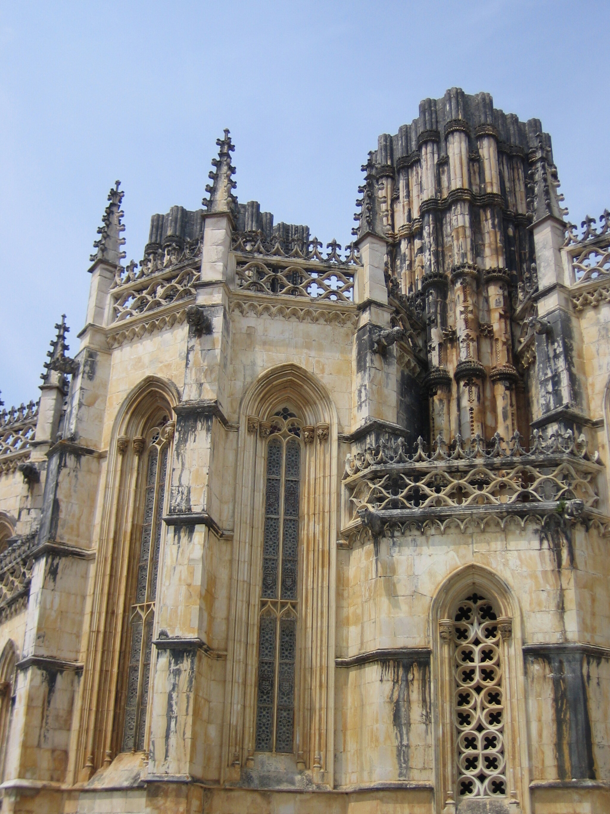 Mosteiro da Batalha (Mosteiro de Santa Maria da Vitória), façade gothique flamboyante et portail sculpté, pinacles ajourés en calcaire, Batalha, Portugal