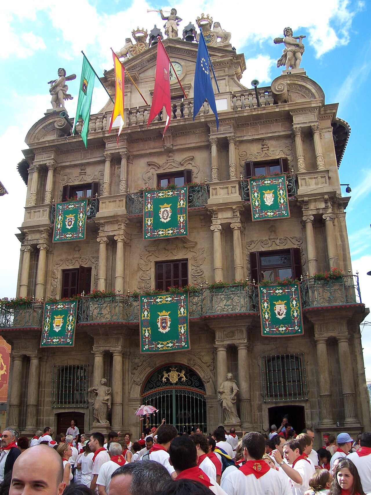 Ayuntamiento de Pamplona (Casa Consistorial), fachada barroca policromada con balcón central, Plaza Consistorial, Pamplona, Navarra, España