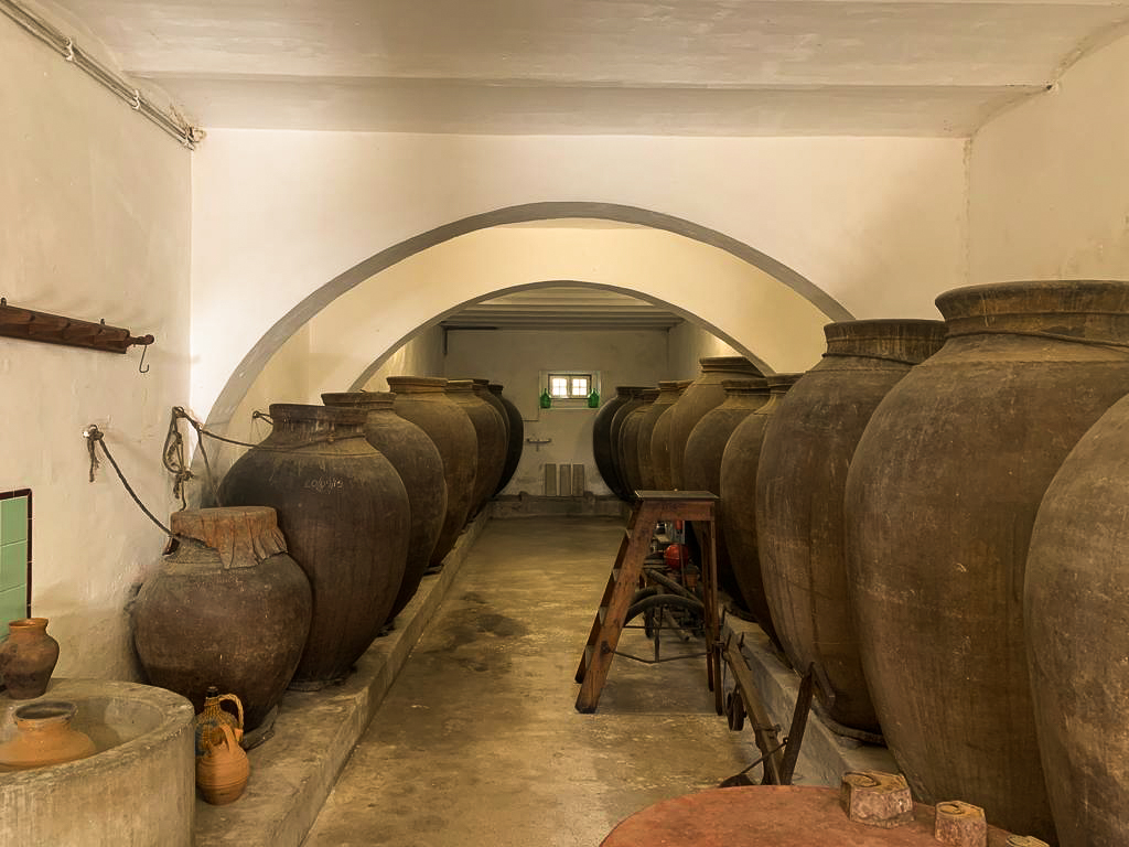 Grandes jarres en argile (talhas) alignées le long du mur d'une adega de vinho de talha, Vila de Frades / Vidigueira, Alentejo, Portugal
