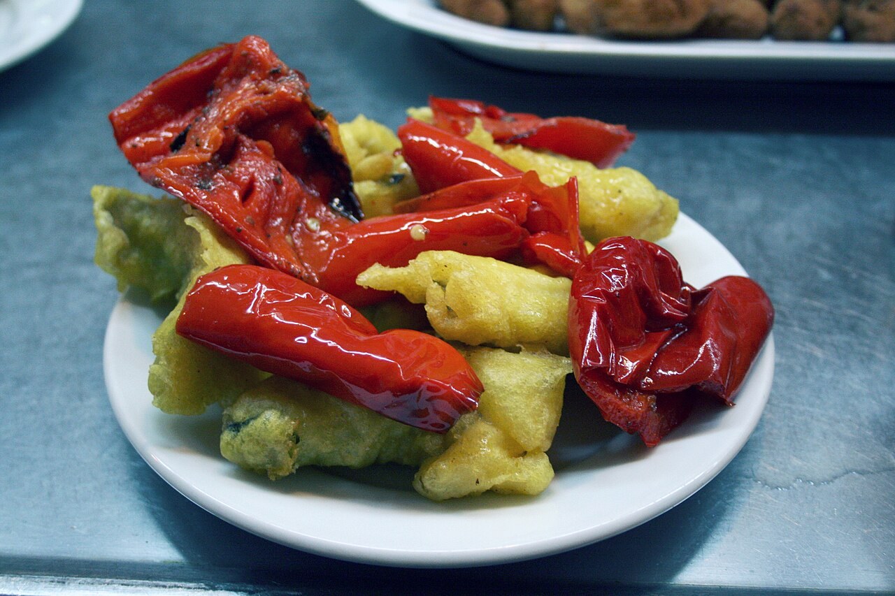 Soldaditos de Pavia, lamelles de bacalao frit et poivrons rouges rotis, tapa classique de Madrid servie a la Casa Labra