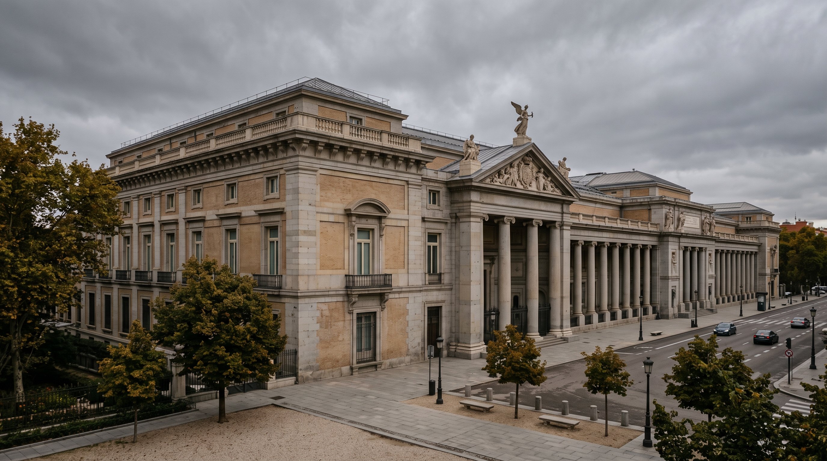 Façade néoclassique du Museo del Prado à Madrid sous un ciel bas de fin d'après-midi, colonnades de pierre, lumière grise et solennelle