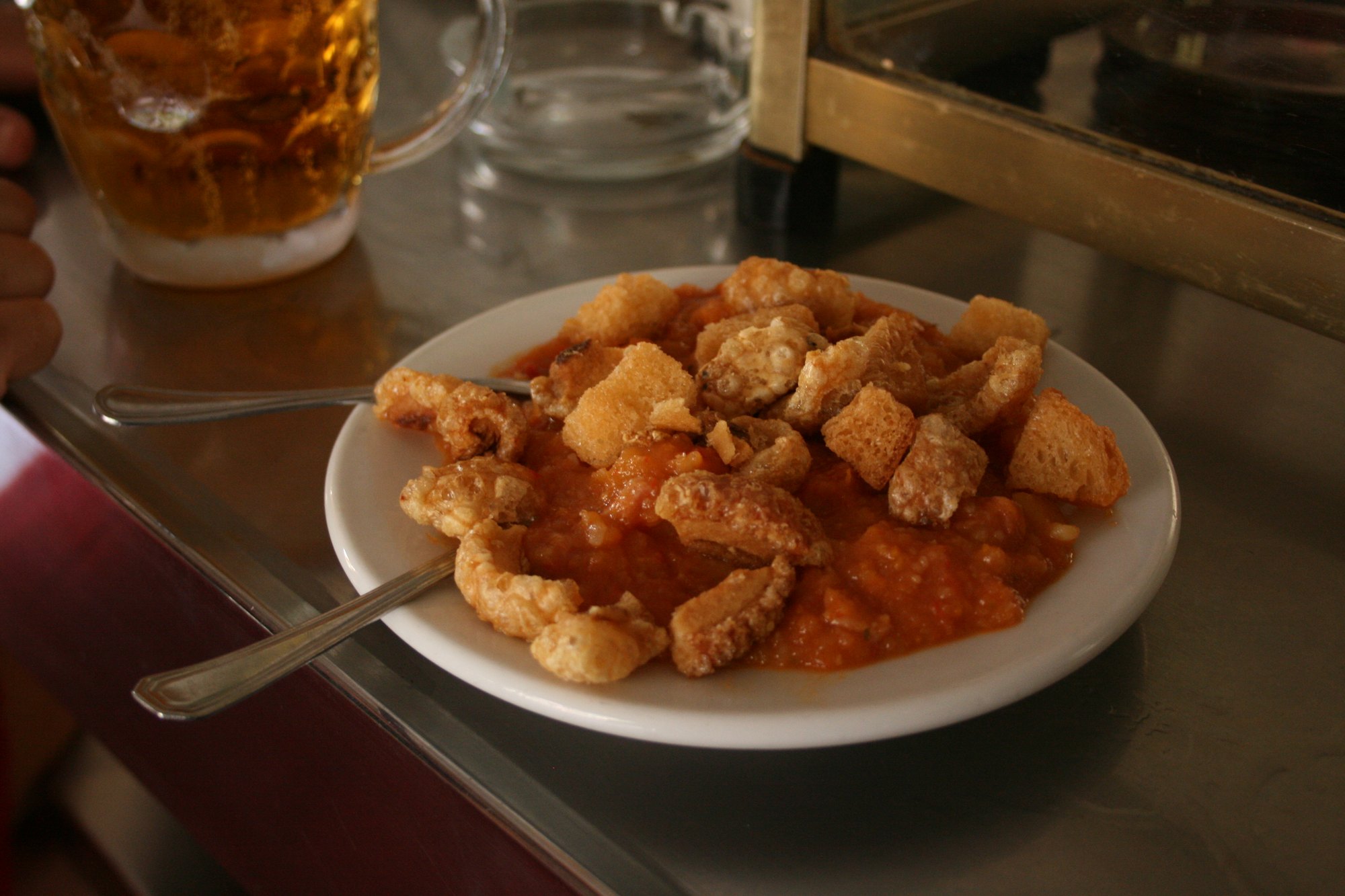 Patatas revolconas, pommes de terre écrasées au pimentón fumé de La Vera et aux torreznos, plat traditionnel d'Estrémadure