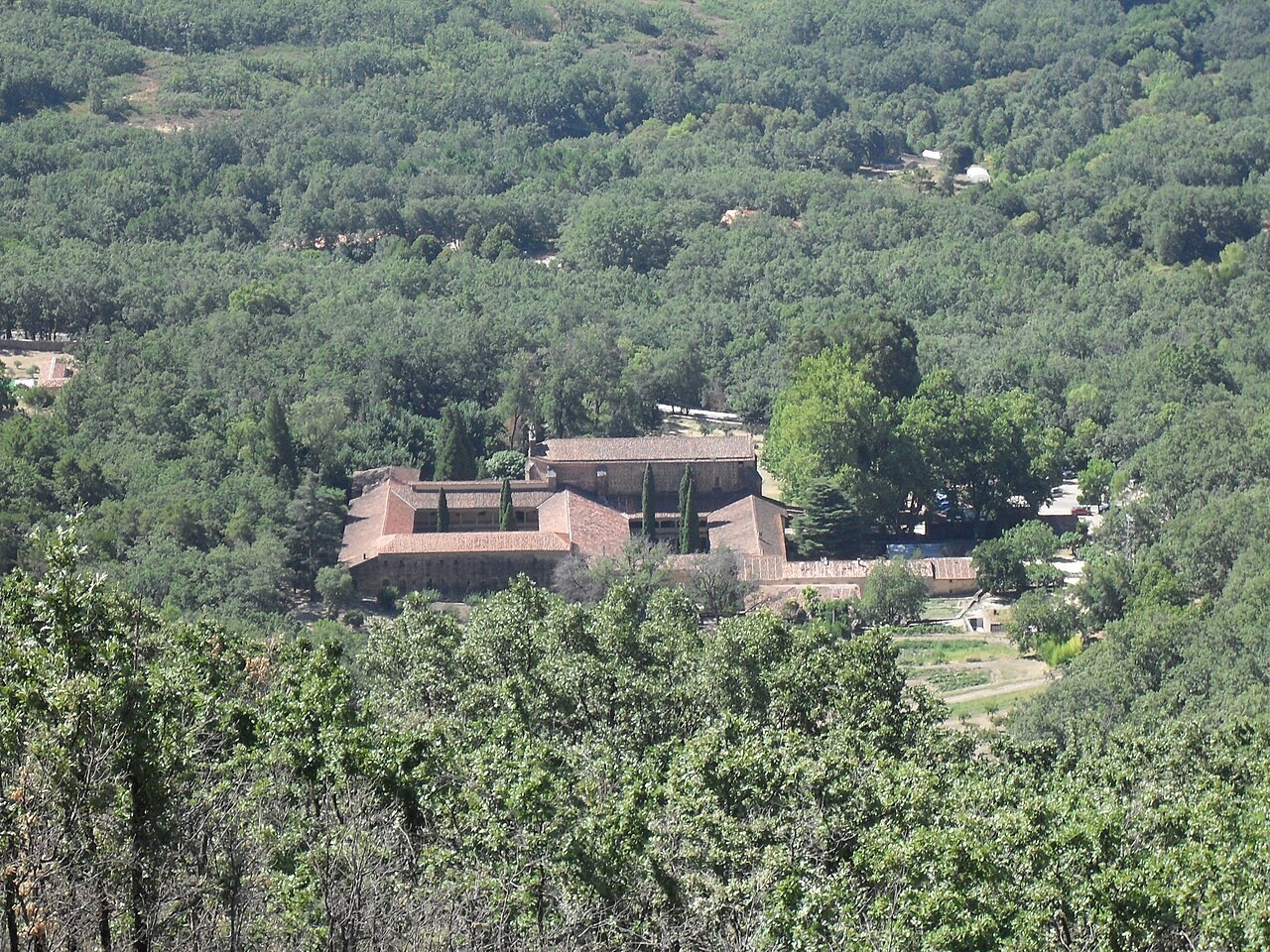 Monastère de Yuste (Monasterio de San Jerónimo de Yuste), façade de l'église et bâtiments conventuels en pierre, Cuacos de Yuste, La Vera, Cáceres, Estrémadure, Espagne