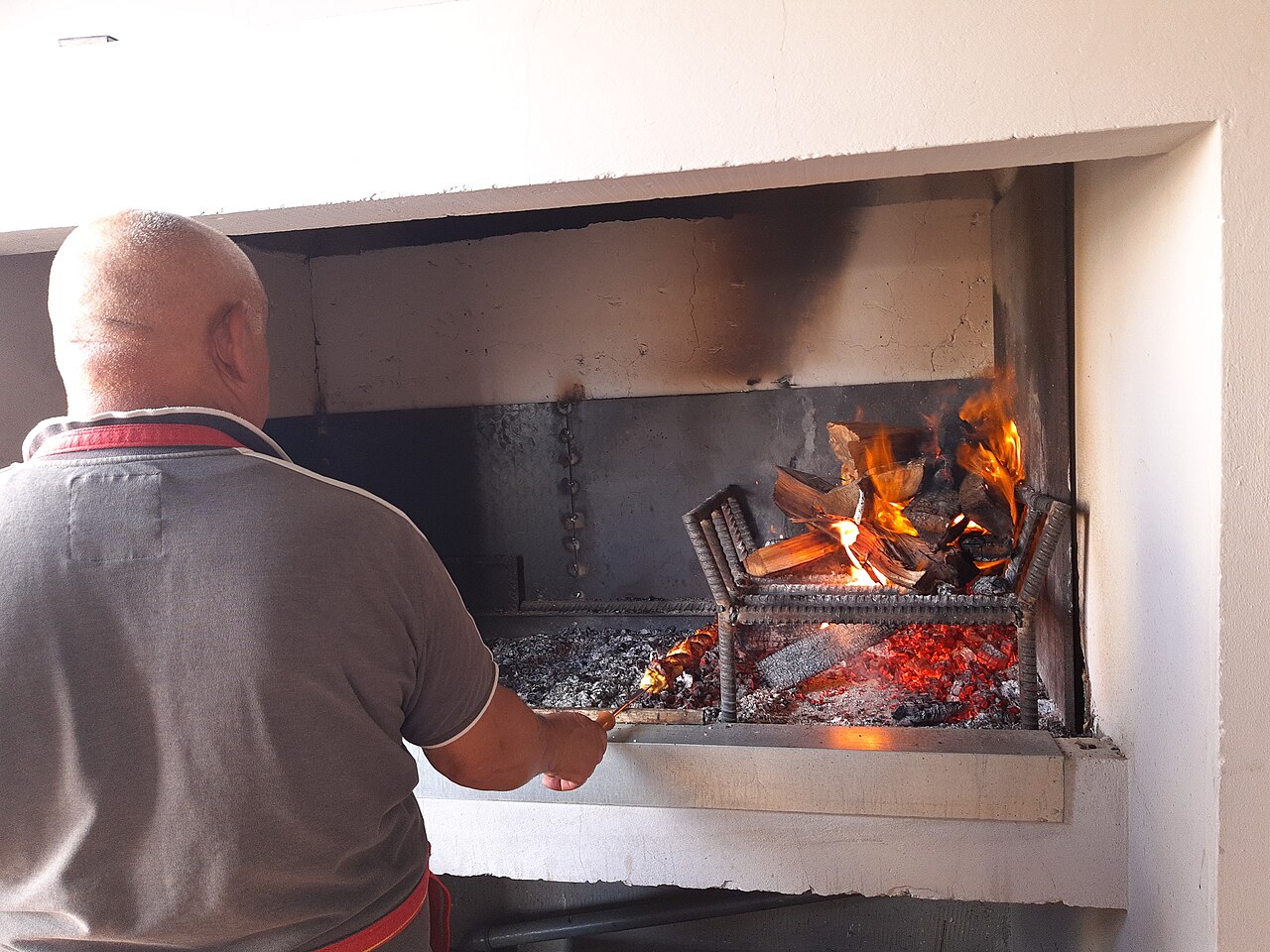 Espetada de bœuf rôtie sur une branche de laurier, plat traditionnel de Madère, servie près d'une levada
