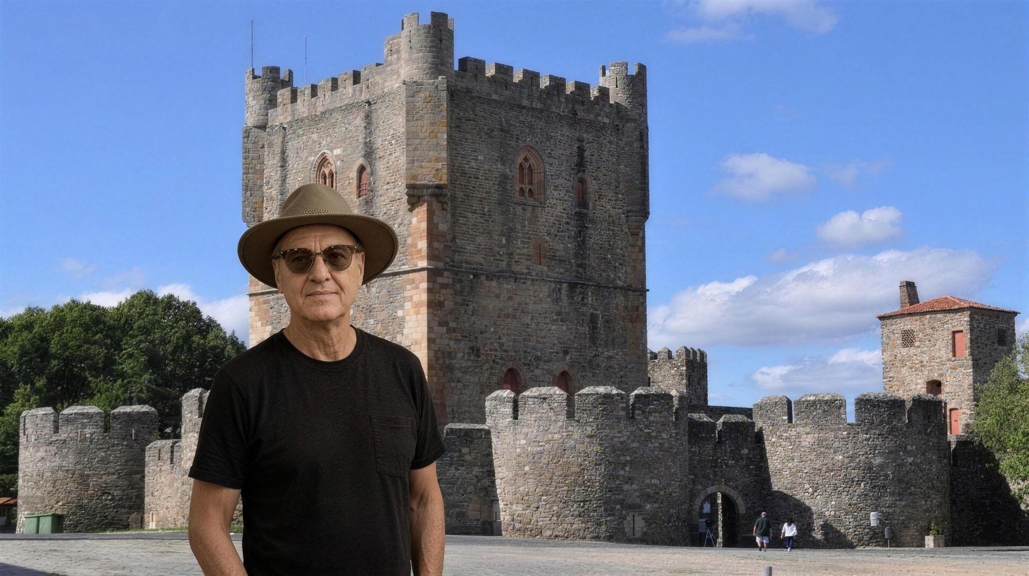 Lucas Lunes devant le château de Bragança (cidadela médiévale), Trás-os-Montes, Portugal
