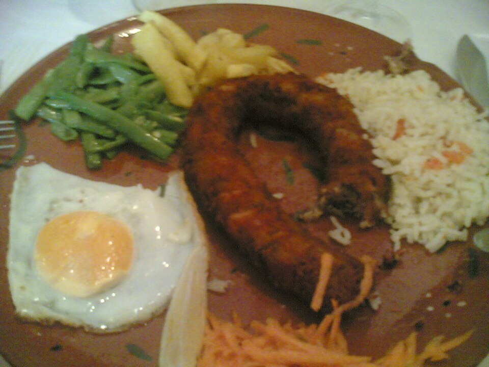Alheira grillée dorée de Trás-os-Montes, servie avec un œuf au plat, dans une tasca de Bragança, Portugal