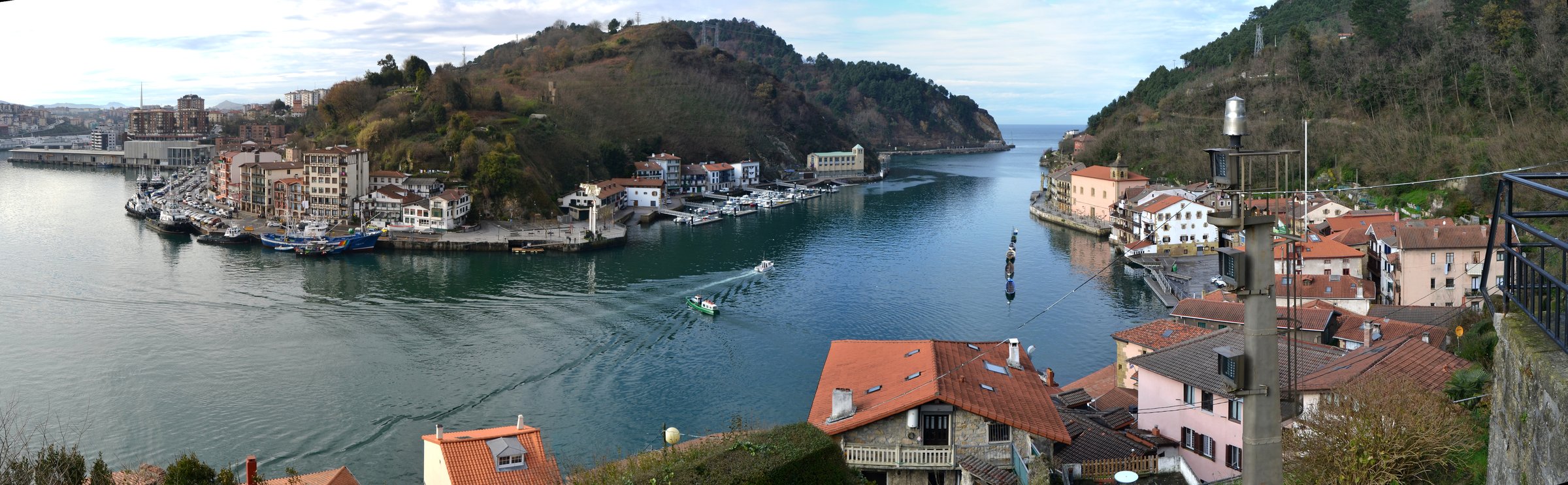 Pasai Donibane (Pasajes de San Juan), les maisons colorées serrées le long de l'étroite baie, Gipuzkoa, Pays basque espagnol