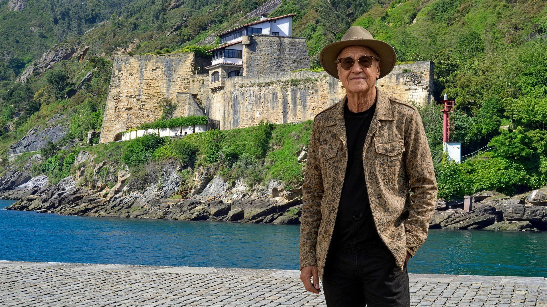 Lucas Lunes sur le quai de Pasai Donibane, face au château de Santa Isabel, Pays basque, Espagne