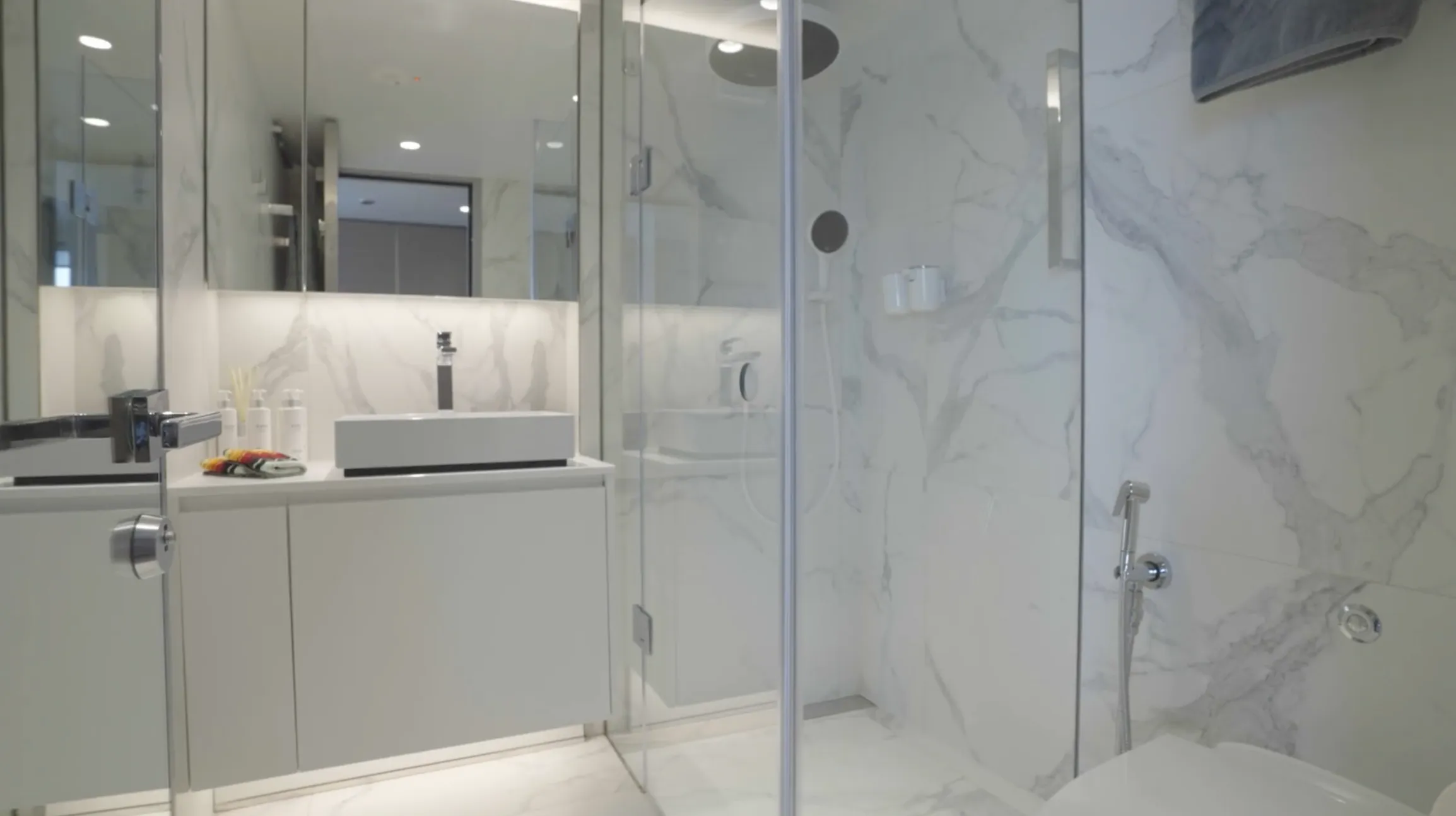 Emerald Azzurra yacht bathroom