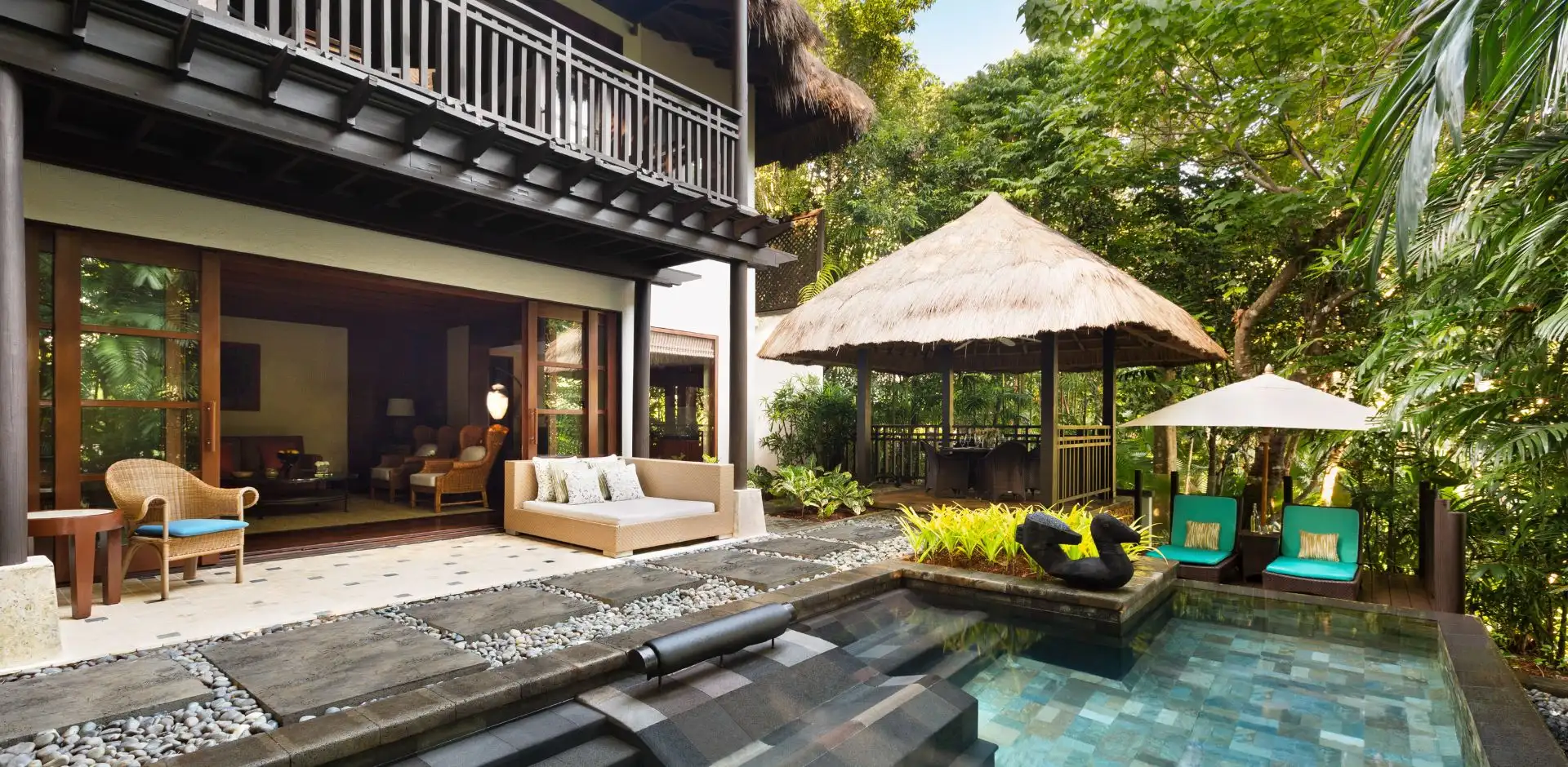 Swim-up suite pool view of Shangri-La resort