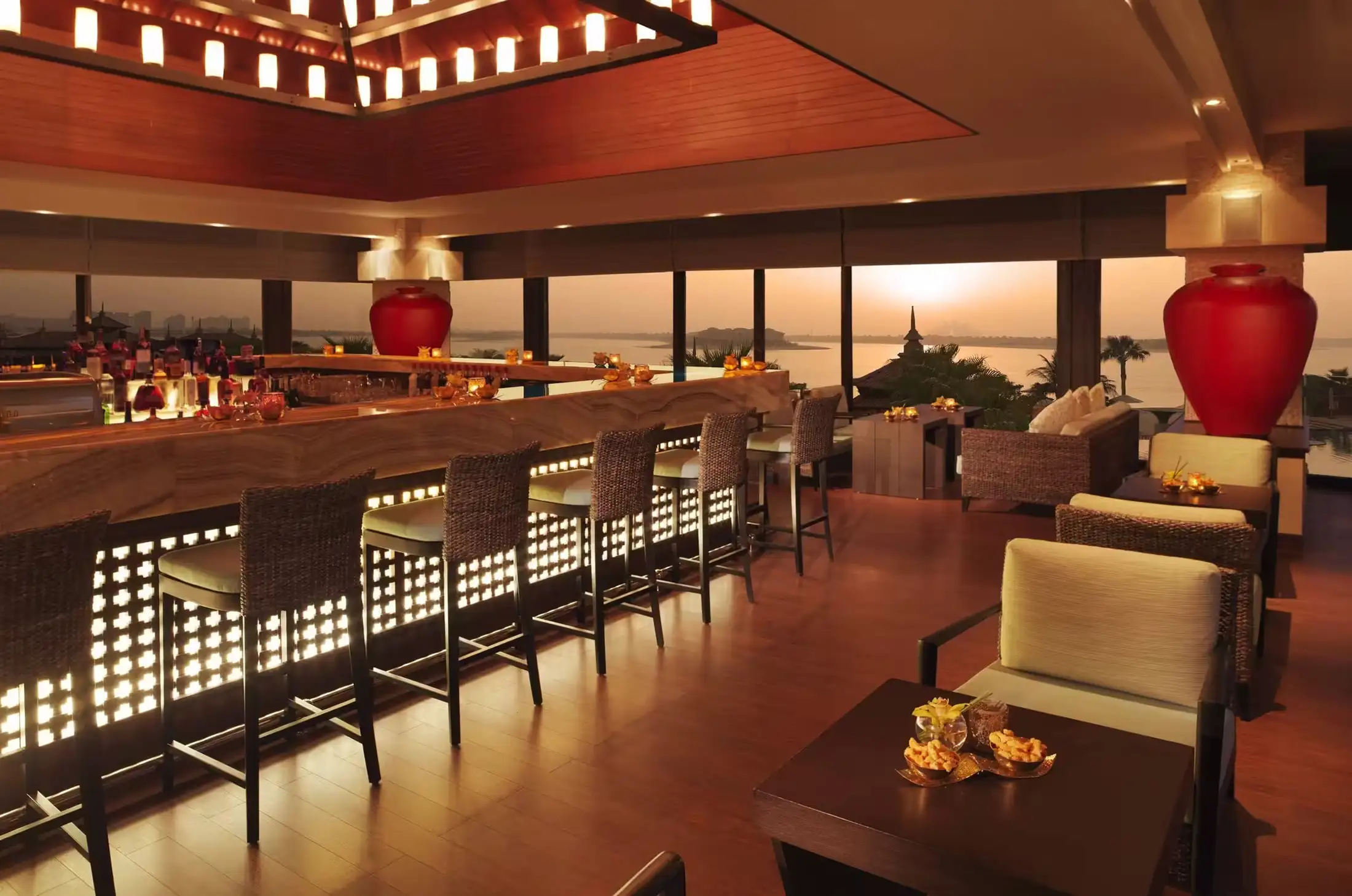Bar and lounge at Anantara The Palm Dubai